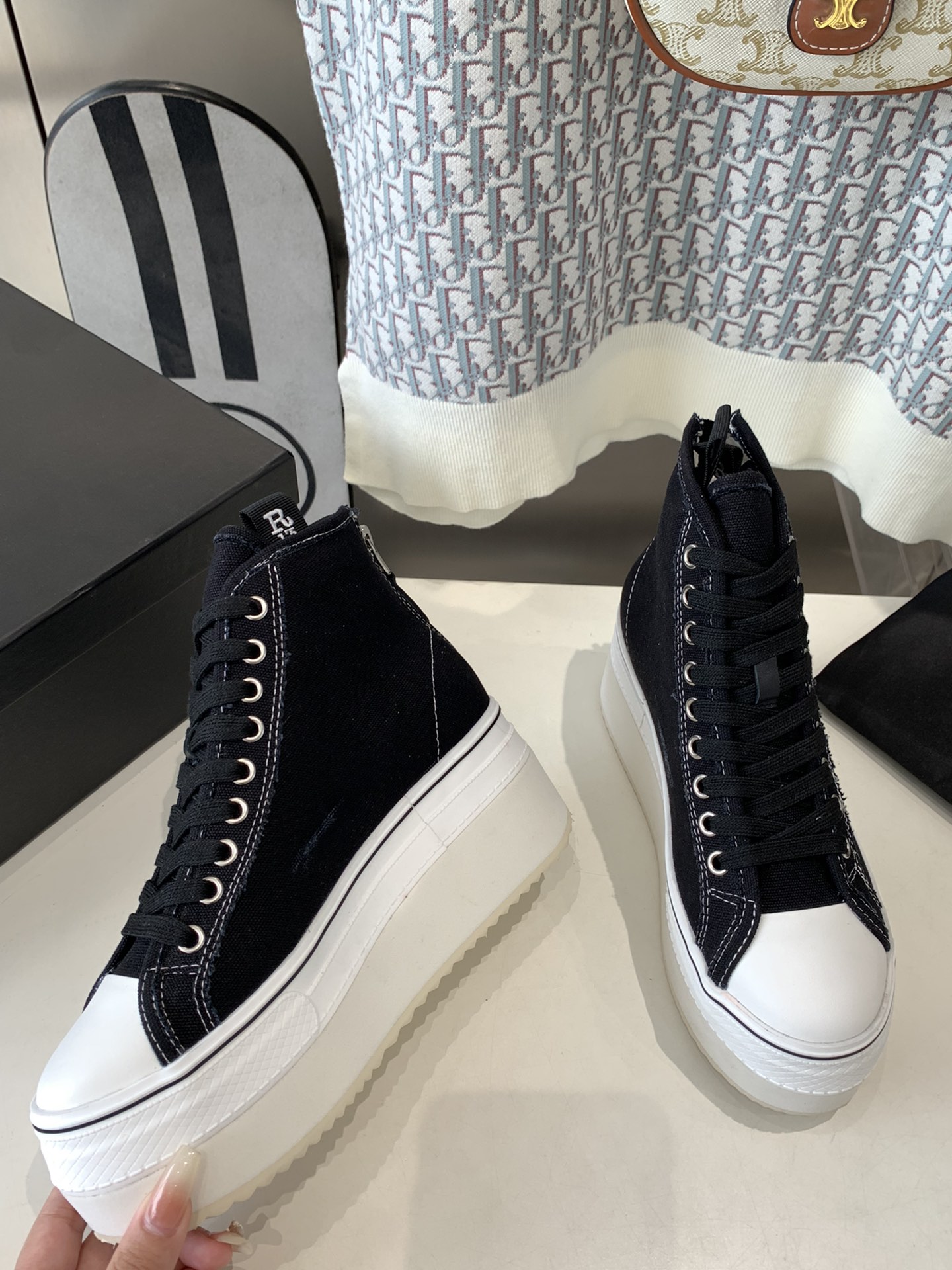 R13 Brand: Rebel Aesthetics with Comfortable Grinding Material Shoes - 图片 5