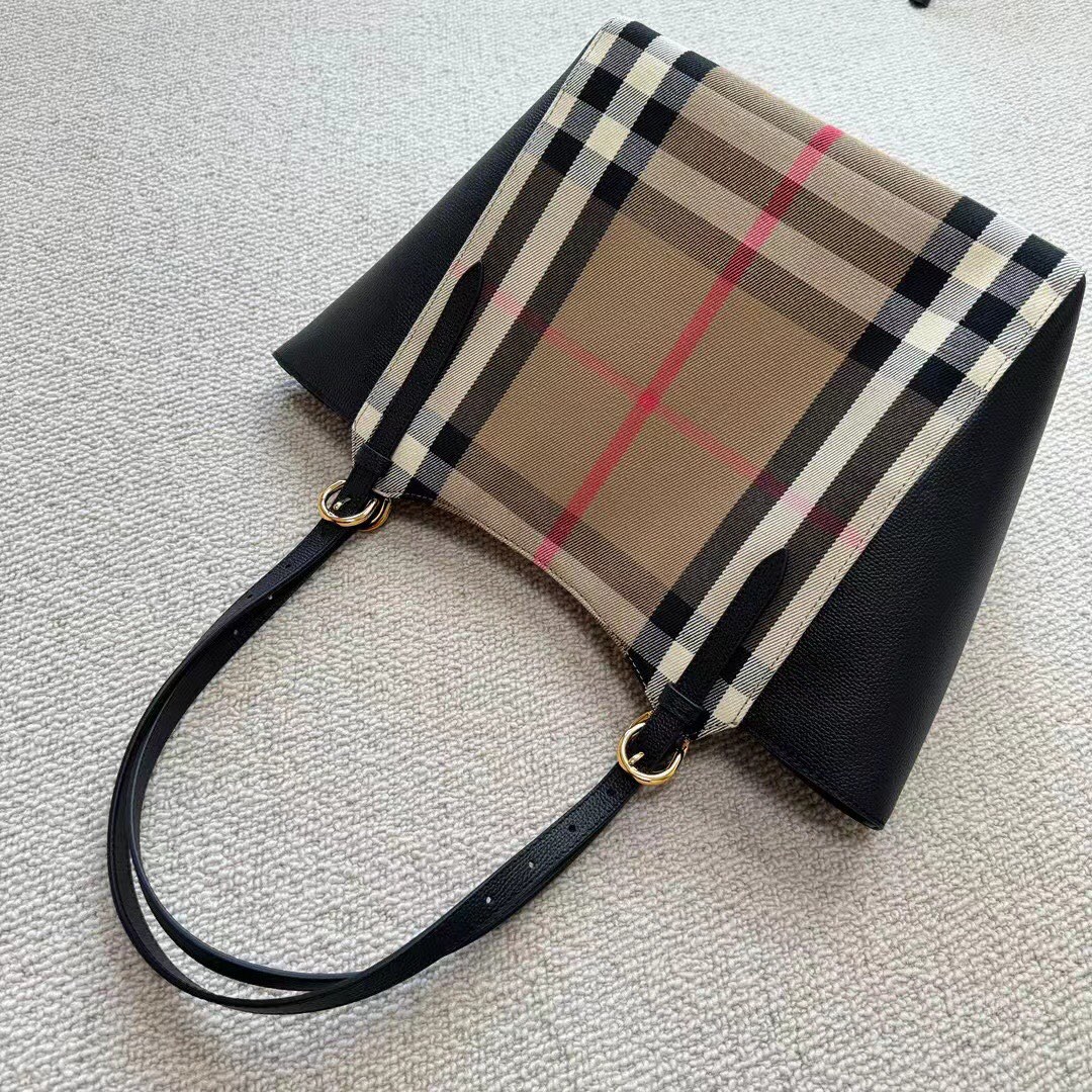 Burberry High-end details shippedBabies close your eyes to buyLatest classic women's plaid magnetic buckle shoulder handbag bat style