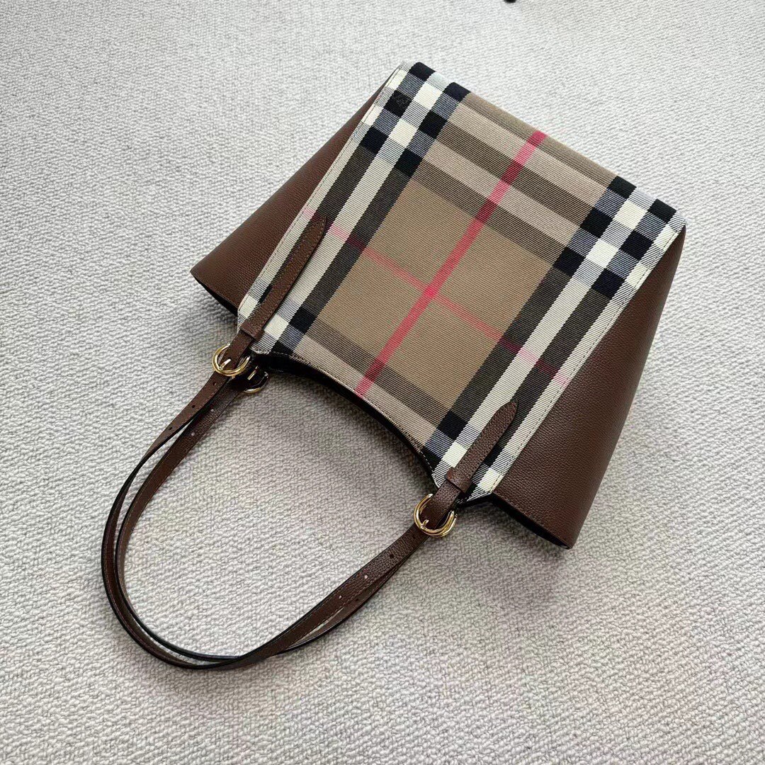 Burberry High-end details shippedBabies close your eyes to buyLatest classic women's plaid magnetic buckle shoulder handbag bat style