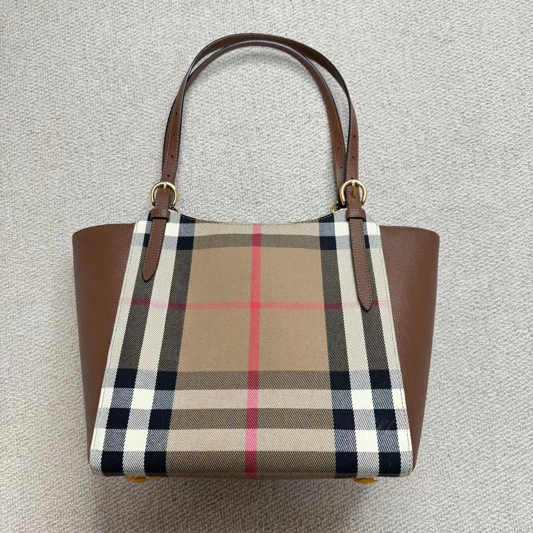 Burberry High-end details shippedBabies close your eyes to buyLatest classic women's plaid magnetic buckle shoulder handbag bat style