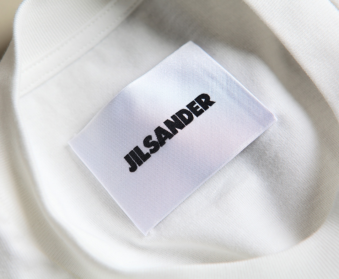 JilSander24春夏新品JS刺绣设计圆领短袖T恤jilsander创立于德国因节俭的美学和简约的设