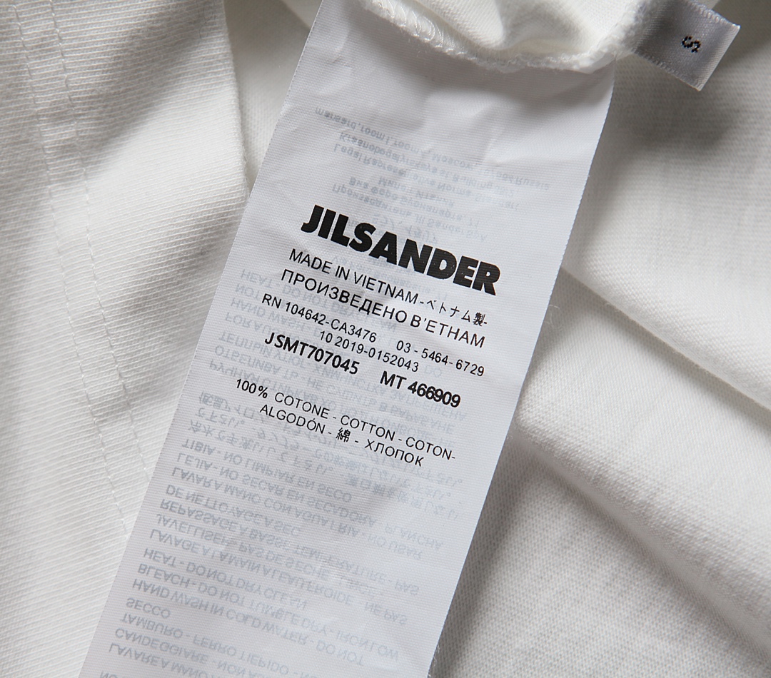 JilSander24春夏新品JS刺绣设计圆领短袖T恤jilsander创立于德国因节俭的美学和简约的设