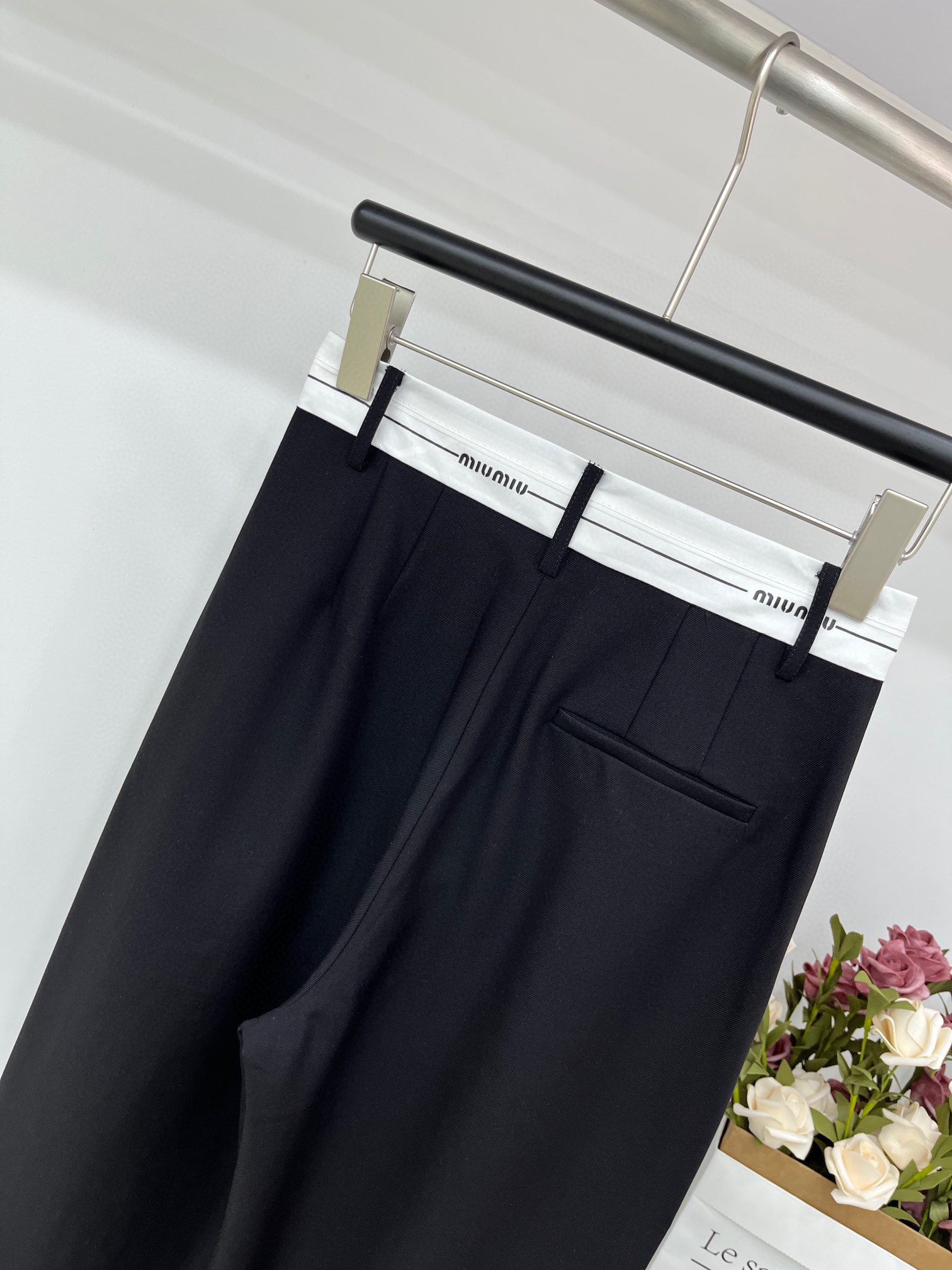4/爆款现货原单品质Miu2024新款天丝醋酸休闲裤最新单品极具设计感的一款百搭休闲裤最新撞色字母腰头大