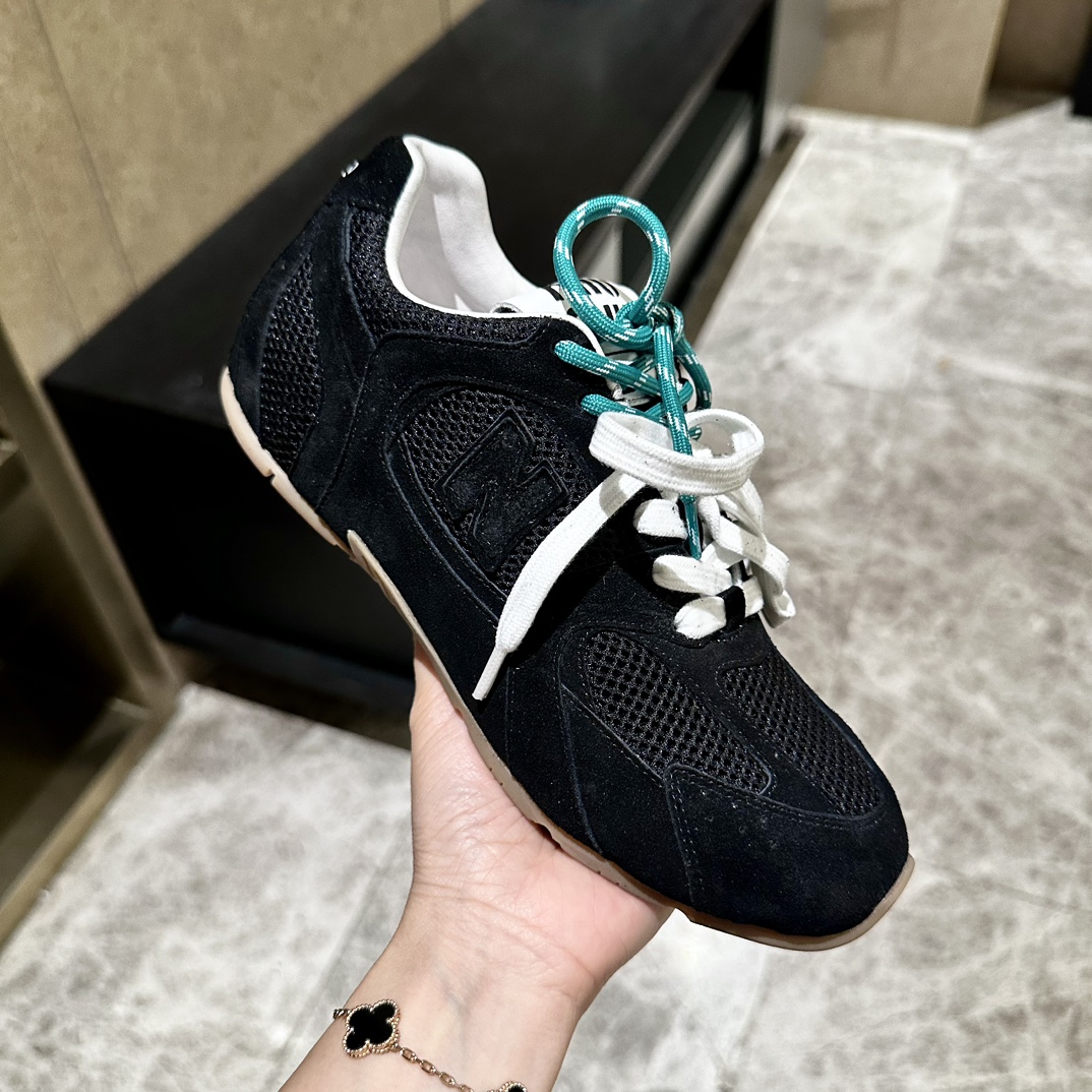 ：zldbdMiumiu x New Balance 联名款NB运动鞋女Miu Miu 缪缪大秀上爆出的这双与New Balance 新百伦联名款运动 球鞋 后全球各大代购官网火爆上市.2024走秀场曝光、非常留行的美拉德配色平底鞋，双鞋带设计、独特风格，非常有质感！上脚非常轻便 百搭！面料:  原版定制牛反绒内里:  进口透网布拼接羊皮里鞋底:  原版开模牛筋大底底厚：2.5CMSize:   女35-40（40定做）