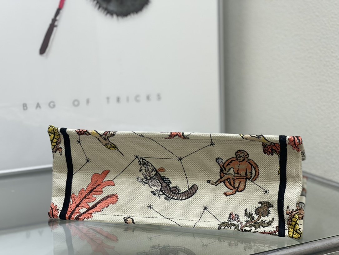 迪奥Dior顶级进口原厂刺绣购物袋中号彩色动物这款BookTote手袋由Dior女装创意总监玛丽亚嘉茜娅