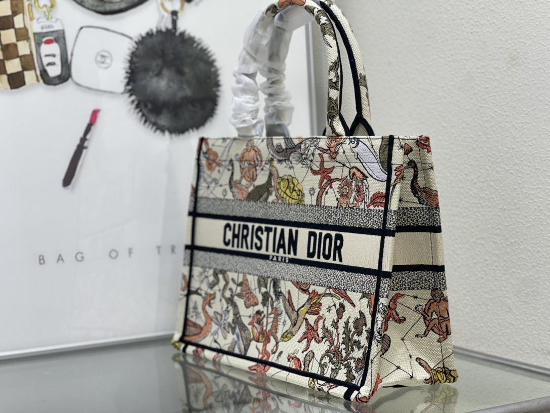 迪奥Dior顶级进口原厂刺绣购物袋中号彩色动物这款BookTote手袋由Dior女装创意总监玛丽亚嘉茜娅