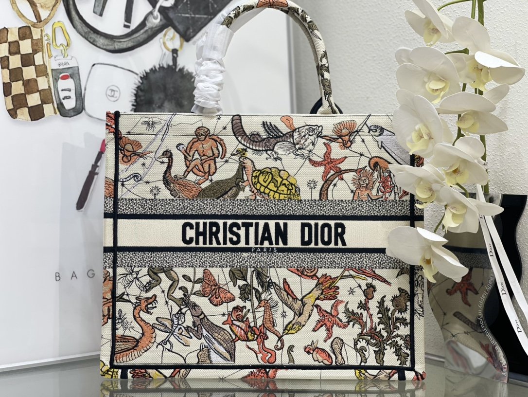 迪奥Dior顶级进口原厂刺绣购物袋大号彩色动物这款BookTote手袋由Dior女装创意总监玛丽亚嘉茜娅
