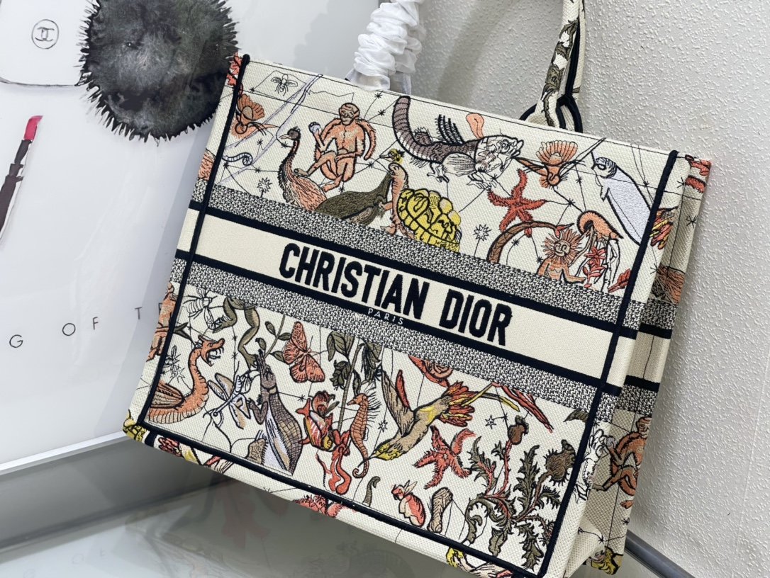 迪奥Dior顶级进口原厂刺绣购物袋大号彩色动物这款BookTote手袋由Dior女装创意总监玛丽亚嘉茜娅
