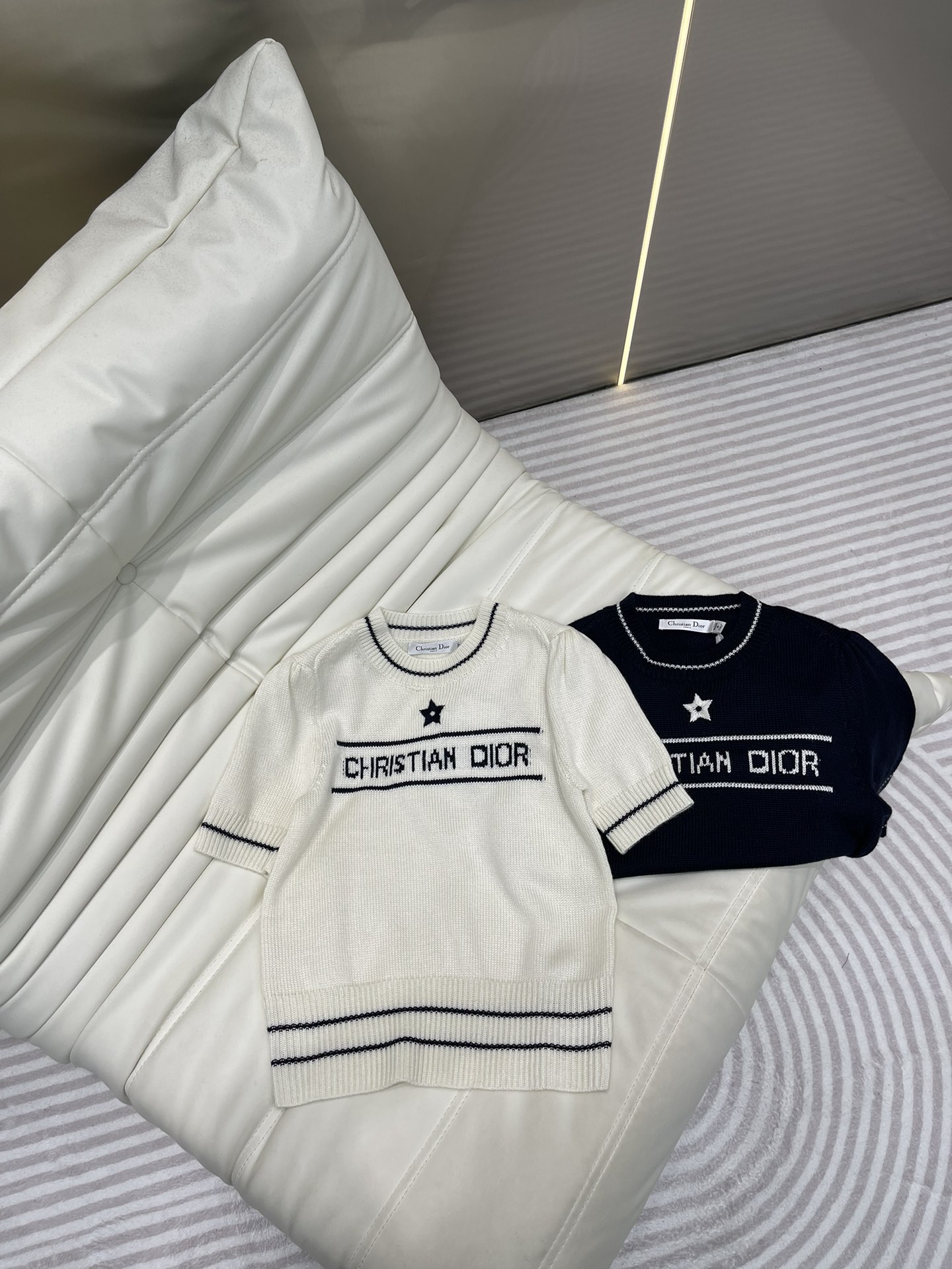 NO:308035,Dio*25 spring and summer new style!  Navy-style star embroidered sweater short-sleeved!  The original yarn has a great texture, and it is a must-have item for white and rich beauty!  The exquisite embroidered five-pointed star pattern contrasting letter logo is low-key and luxurious, the classic style of the bubble shoulder is not picky, and the temperament is elegant and age-reducing girlish style!  2 colors!  SML A,,dior,T-shirt,alexander wang19860909Dio*25春夏新款！海军风星星刺绣针织衫短袖！原版纱线质感超赞,白富美必入高级单品！精致刺绣五角星图案撞色字母logo低调奢华,泡泡肩经典版型不挑人,气质优雅减龄少女风！2色！SML A,,dior,T-shirt,alexander wang,Women's clothing