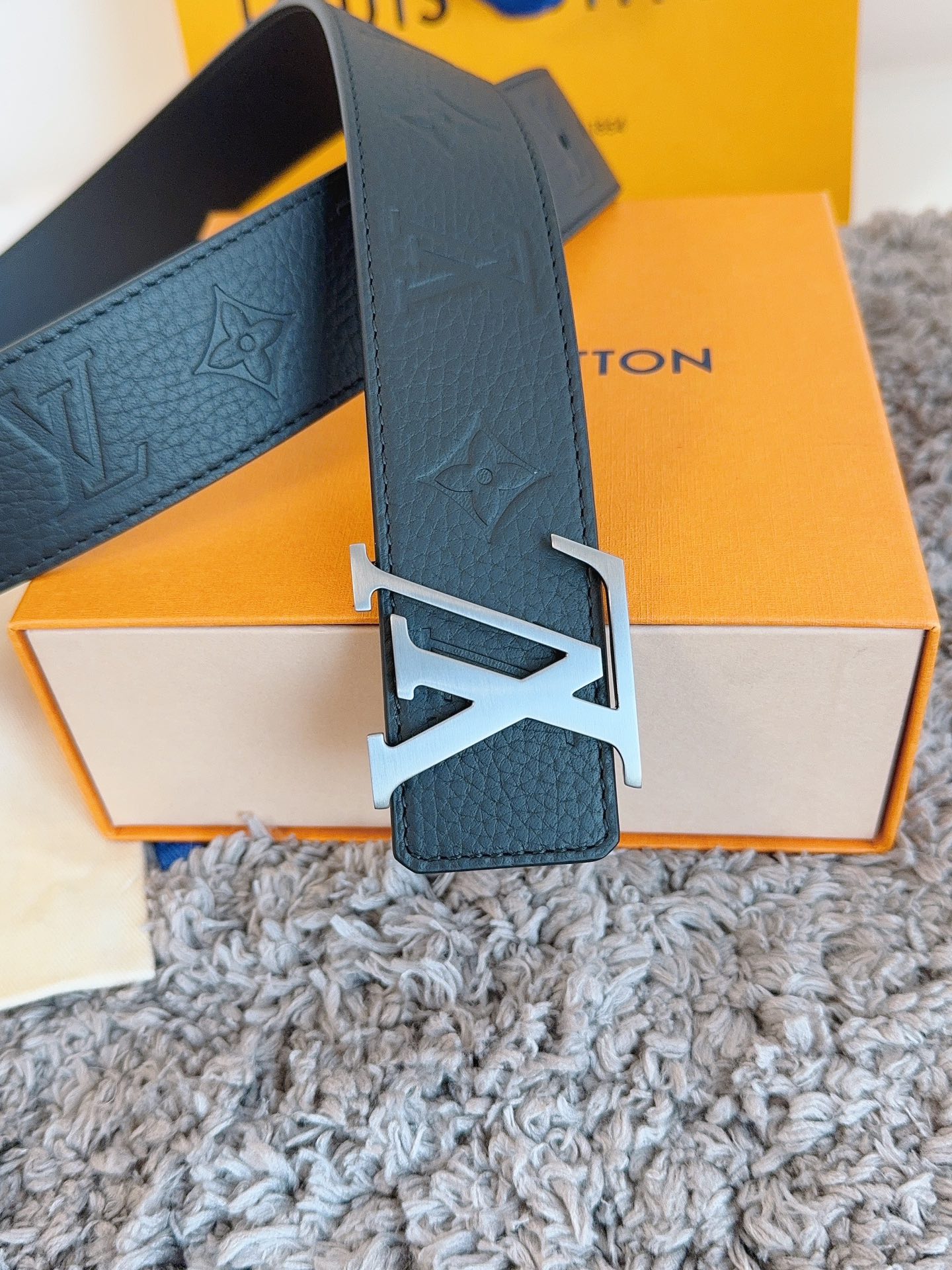Louis Vuitton LV新款男士皮带 型号M0424，黑色荔枝纹压花/黑色头层牛皮底，真空电镀拉丝浅枪挂扣，双面可用