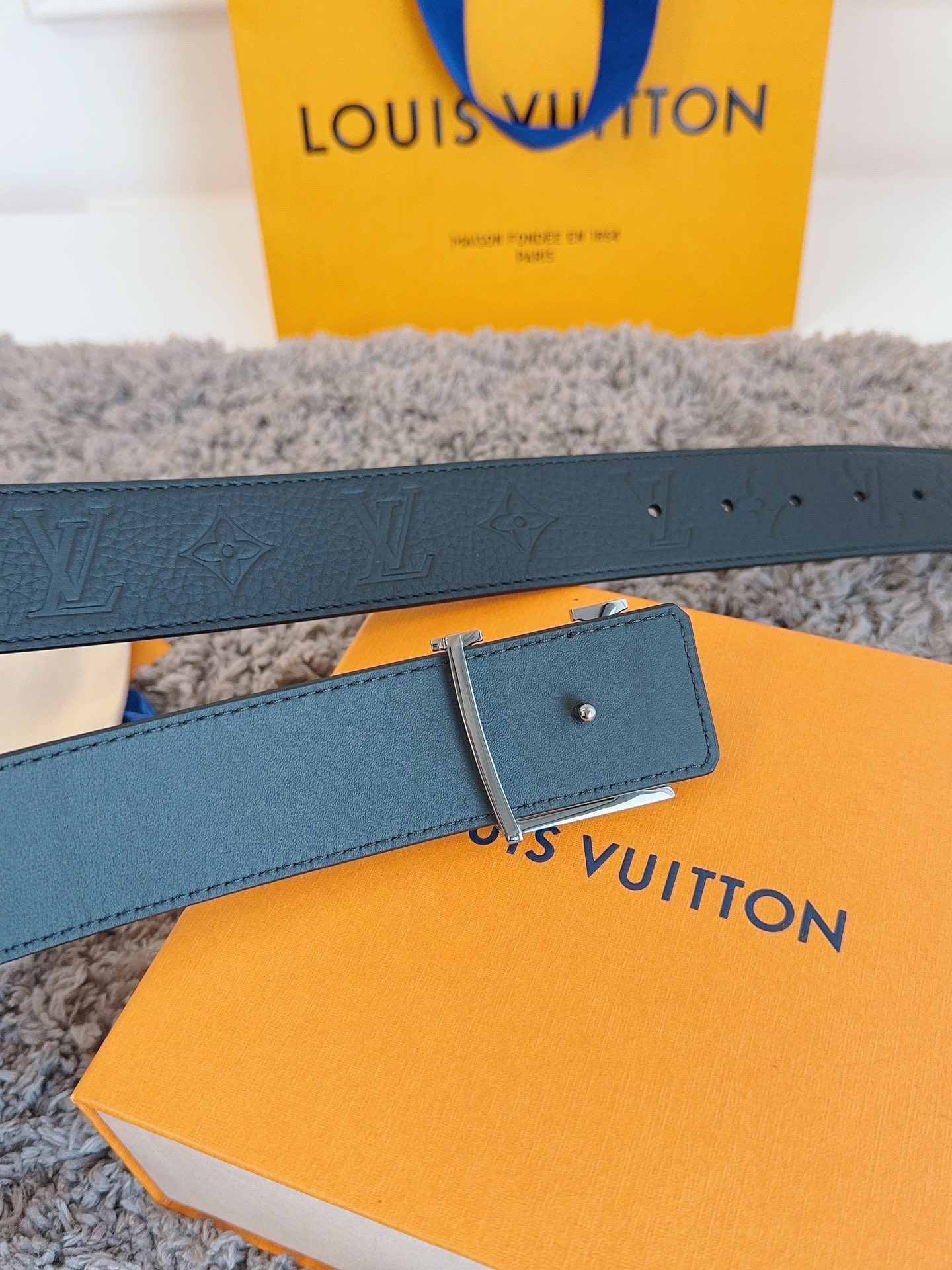 Louis Vuitton LV新款男士皮带 型号M0424，黑色荔枝纹压花/黑色头层牛皮底，真空电镀拉丝浅枪挂扣，双面可用