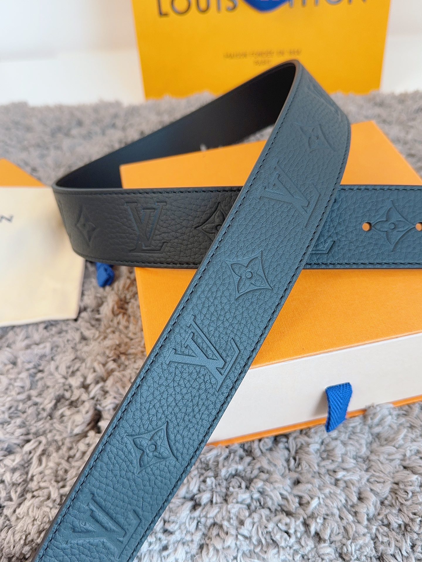 Louis Vuitton LV新款男士皮带 型号M0424，黑色荔枝纹压花/黑色头层牛皮底，真空电镀拉丝浅枪挂扣，双面可用