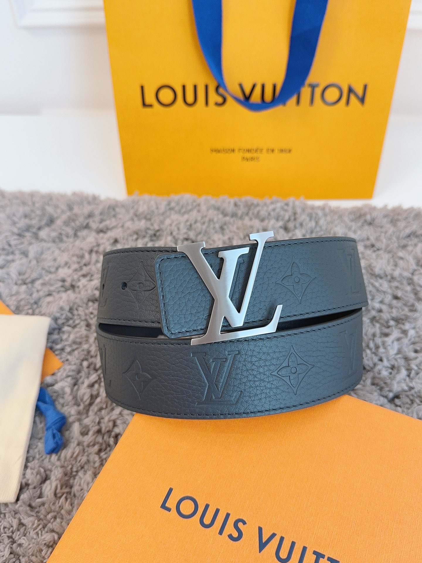Louis Vuitton LV新款男士皮带 型号M0424，黑色荔枝纹压花/黑色头层牛皮底，真空电镀拉丝浅枪挂扣，双面可用