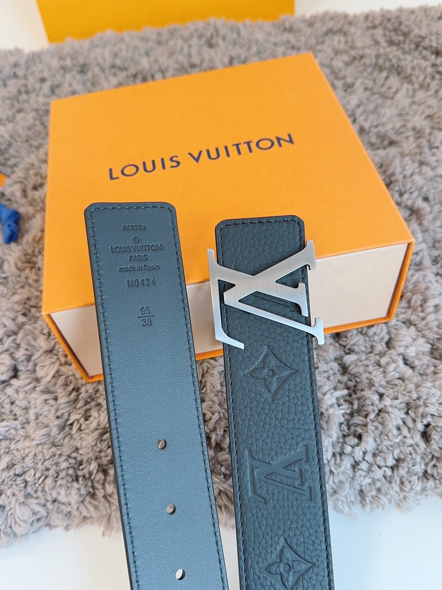 Louis Vuitton LV新款男士皮带 型号M0424，黑色荔枝纹压花/黑色头层牛皮底，真空电镀拉丝浅枪挂扣，双面可用