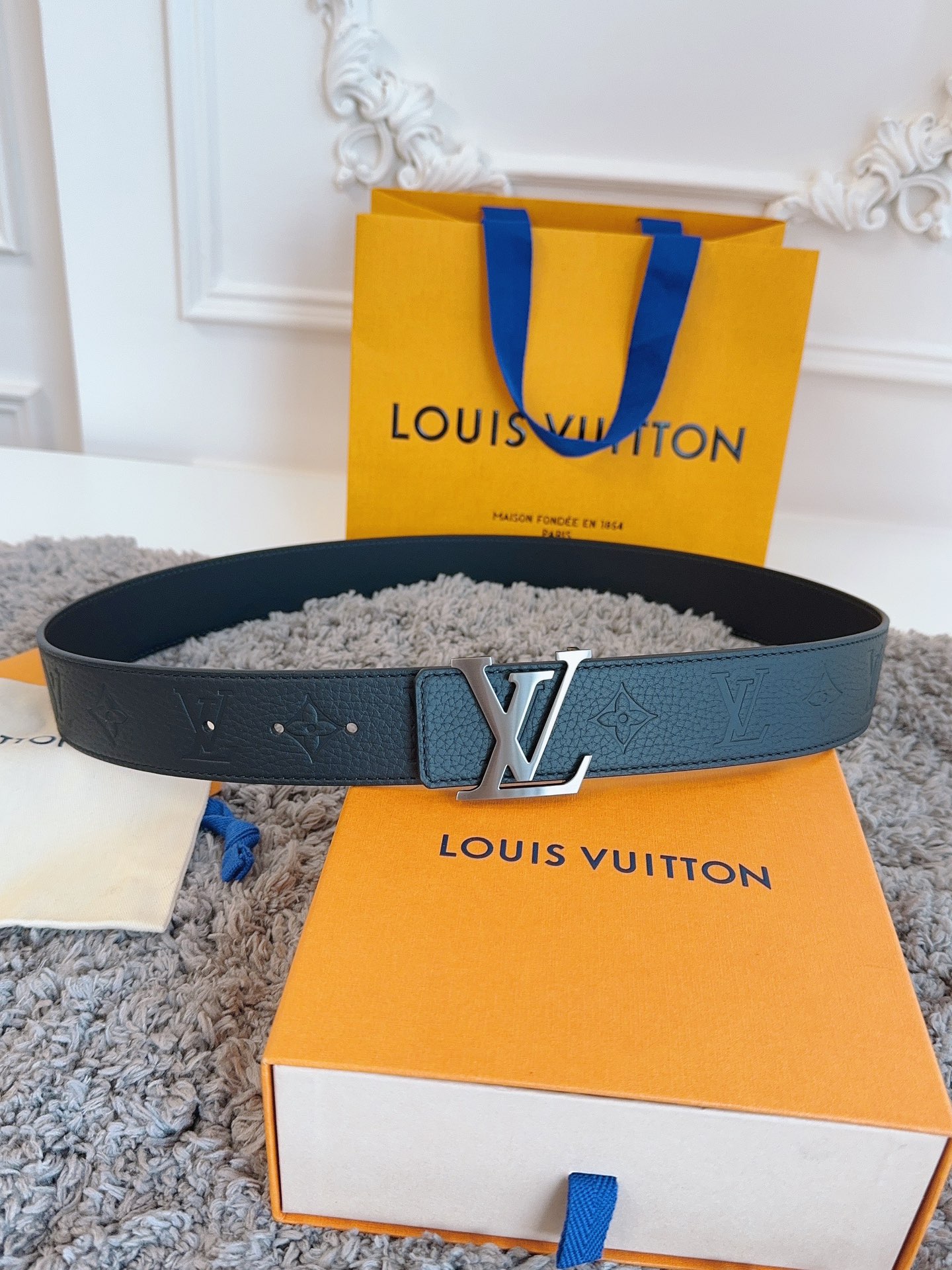 Louis Vuitton LV新款男士皮带 型号M0424，黑色荔枝纹压花/黑色头层牛皮底，真空电镀拉丝浅枪挂扣，双面可用