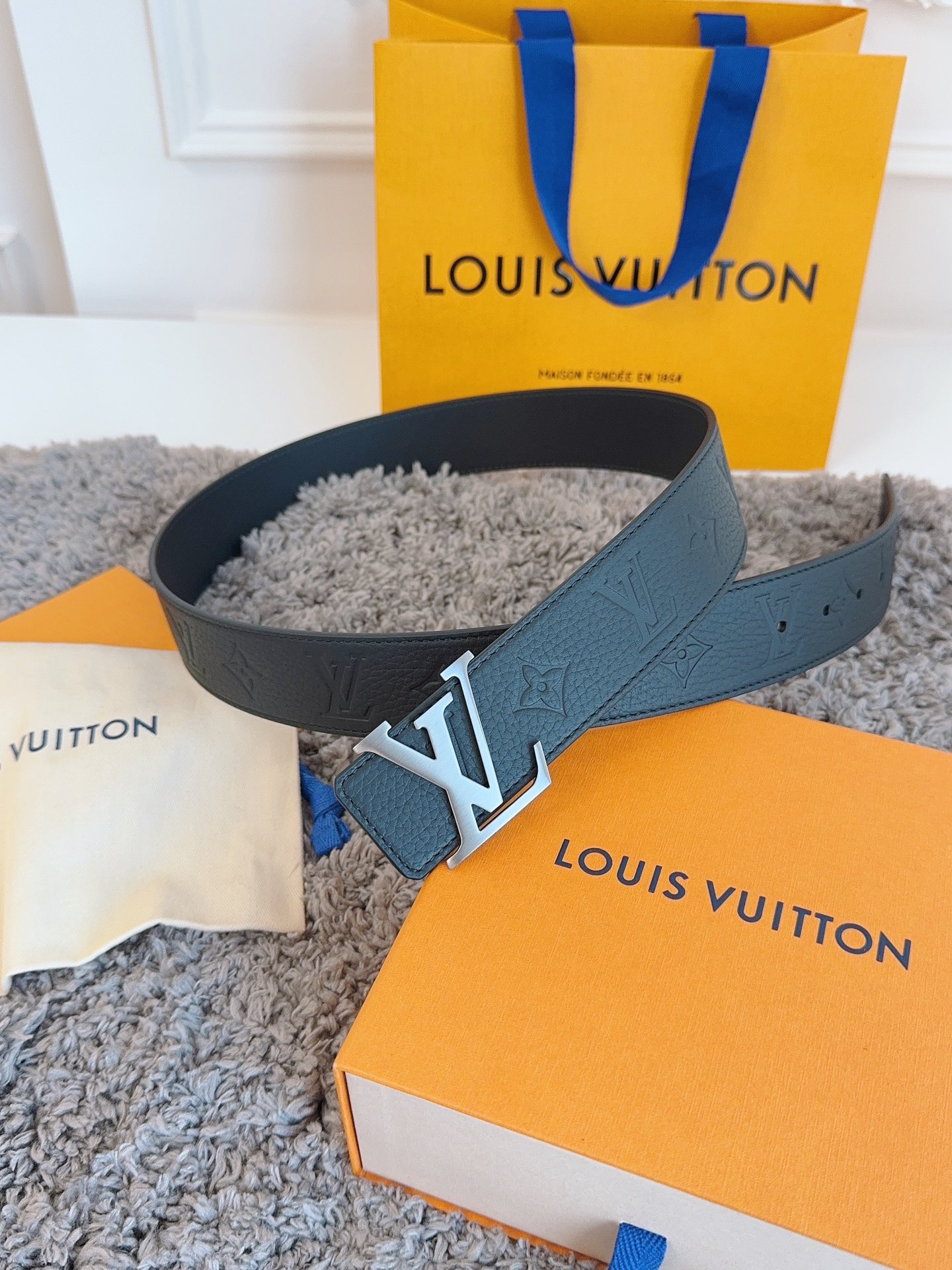 Louis Vuitton LV新款男士皮带 型号M0424，黑色荔枝纹压花/黑色头层牛皮底，真空电镀拉丝浅枪挂扣，双面可用