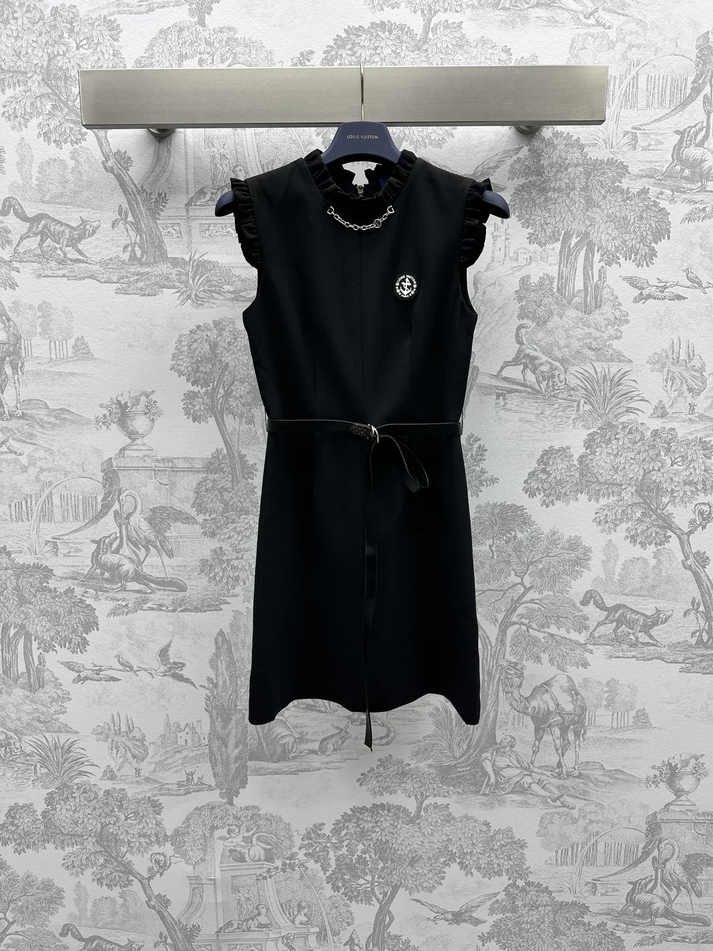 NO:696613,Louis Vuitto* new product launch belt tank top made of imported YB material. High-end solid color with comfortable drape and nautical seal decoration on the chest. High-end elegance. The iconic chain on the neckline echoes. The fungus lace design on the cuffs and neckline is embellished. The overall temperament is full. The belt is integrated into the blessing. Simple and advanced. Intimate zipper adjustment at the back. Easy to put on and take off. Development of surface accessories. Sleeveless dress tailoring. The upper body is slim and fashionable. Wear it inside or outside. High version 2 colors, Louis Vuitto  vuitton,skirts,19860909Louis Vuitto*新品上架腰带背心裙定制YB进口材质 呈现垂感舒适的品相高级的纯色饰以胸前航海印章装饰 高级优雅 领口标志性链条呼应 袖口领口木耳花边设计点缀 整体气质十足 腰带融入加持 简约又高级 贴心背后拉链调节 便捷穿脱 面辅料开发 无袖连衣裙剪裁 上身显瘦时髦 内搭外穿都 高版本2色,,louis vuitton,skirts,,Women's clothing