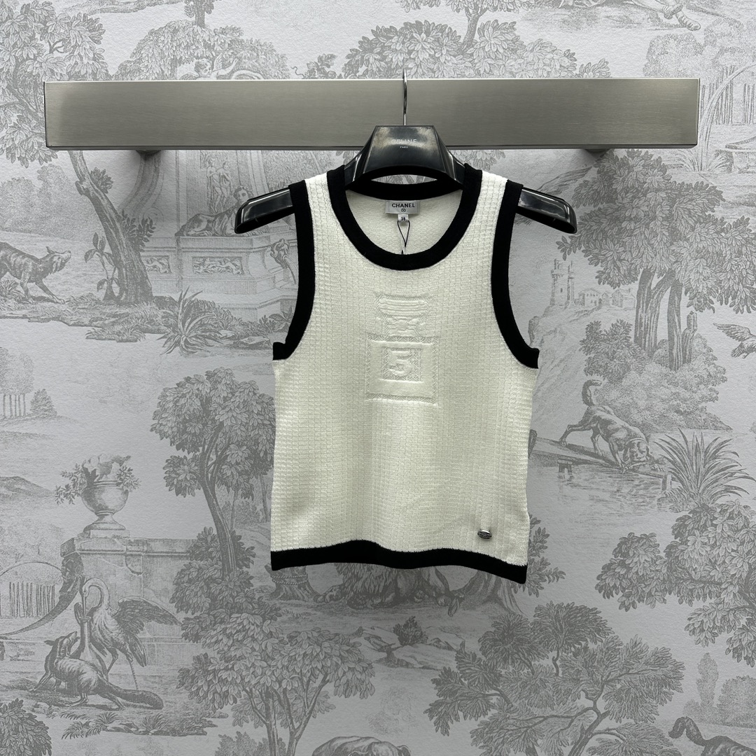 NO:696616,Chane* new arrivals perfume bottle knitted vest customized YB imported wool material chest perfume bottle No. 5 embellishment simple and elegant regular cut fit the upper body slimming 24 early spring latest items buy early wear early basic style do not choose to wear fabrics and accessories development slim vest tailoring for both inner and outer wear. The elegance and temperament of the Chan family are often high-end and simple, supporting a certain rich sister temperament. High version 2 colors 36 38  40,,chanel,chanel,19860909Chane*新品上架香水瓶针织背心定制YB进口羊毛材质胸前香水瓶5号点缀装饰 简约又气质 常规版型剪裁 上身合身显瘦 24早春最新的单品 早买早穿 基础的款式 不挑穿搭 面辅料开发 修身背心剪裁 内搭外穿都 香家的优雅与气质往往都是高级而简约 承托出一定底蕴的富家姐姐气质  高版本2色36 38 40,,chanel,chanel,,Women's clothing