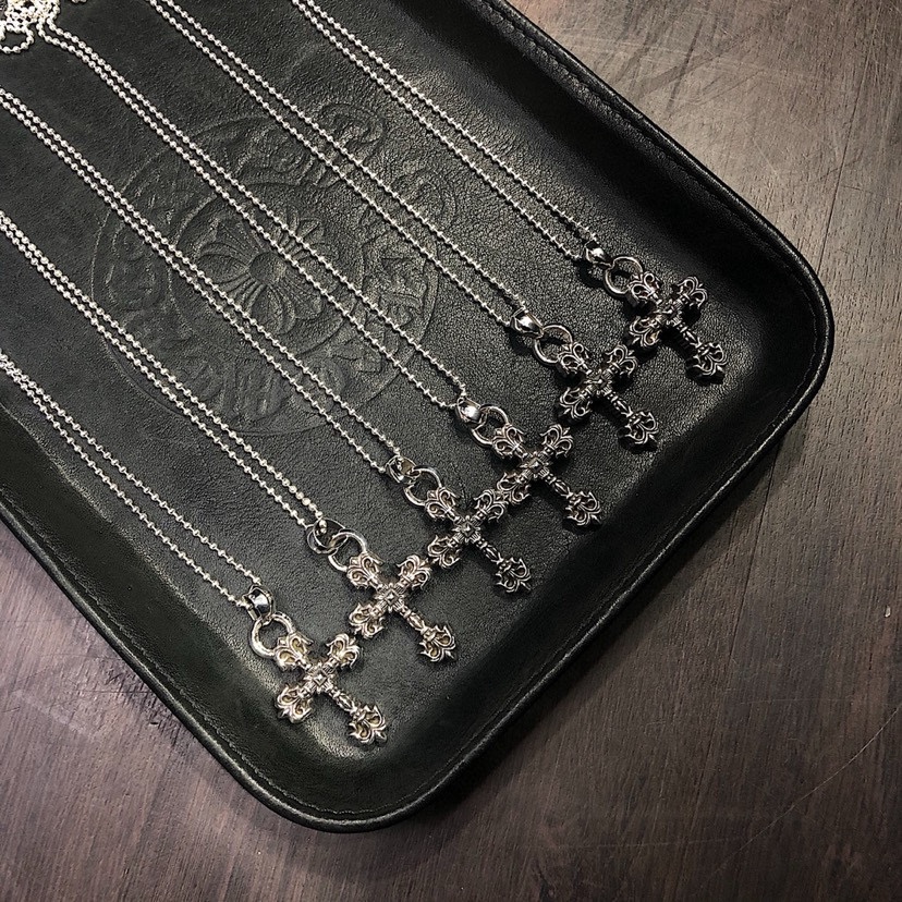 NO:583307,Ready stock Chrome Hearts Classic Flame Cross Necklace. Necklaces that all major Internet celebrity babies like to match. Very easy to match. Consistent ZP material. The material supports identification by any authoritative organization. Same style for men and women. Correct version of the same necklace clasp. Welcome to PK with any store that makes Chrome Hearts. Attached is a ZP comparison chart. No.: 460860, fine jewelry, chrome hearts, necklace19860909现货秒发克罗心经典火焰十字架项链 各大网红宝宝喜欢搭配的项链 非常好搭配的一款 一致zp材质,材质支持任何权威机构鉴定 男女同款 对版的一致项链扣 欢迎pk任何一家做克罗心的 附上ZP对比图 编号:460860,饰品精品,chrome hearts,necklace,Jewelry