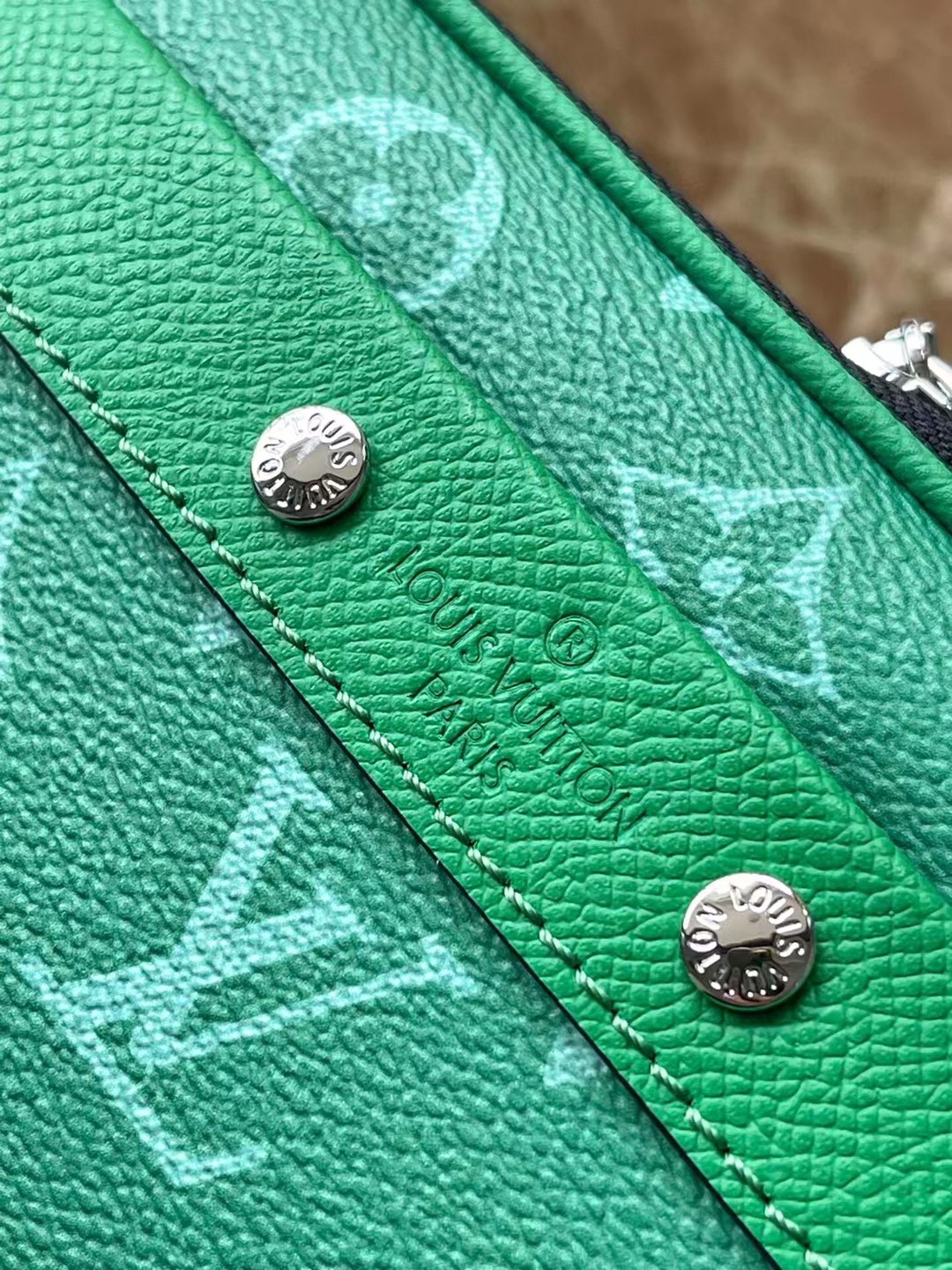 顶级原单M30997绿色本款NanoAlpha手袋出自Taigarama系列为Taiga压纹皮革和Mon