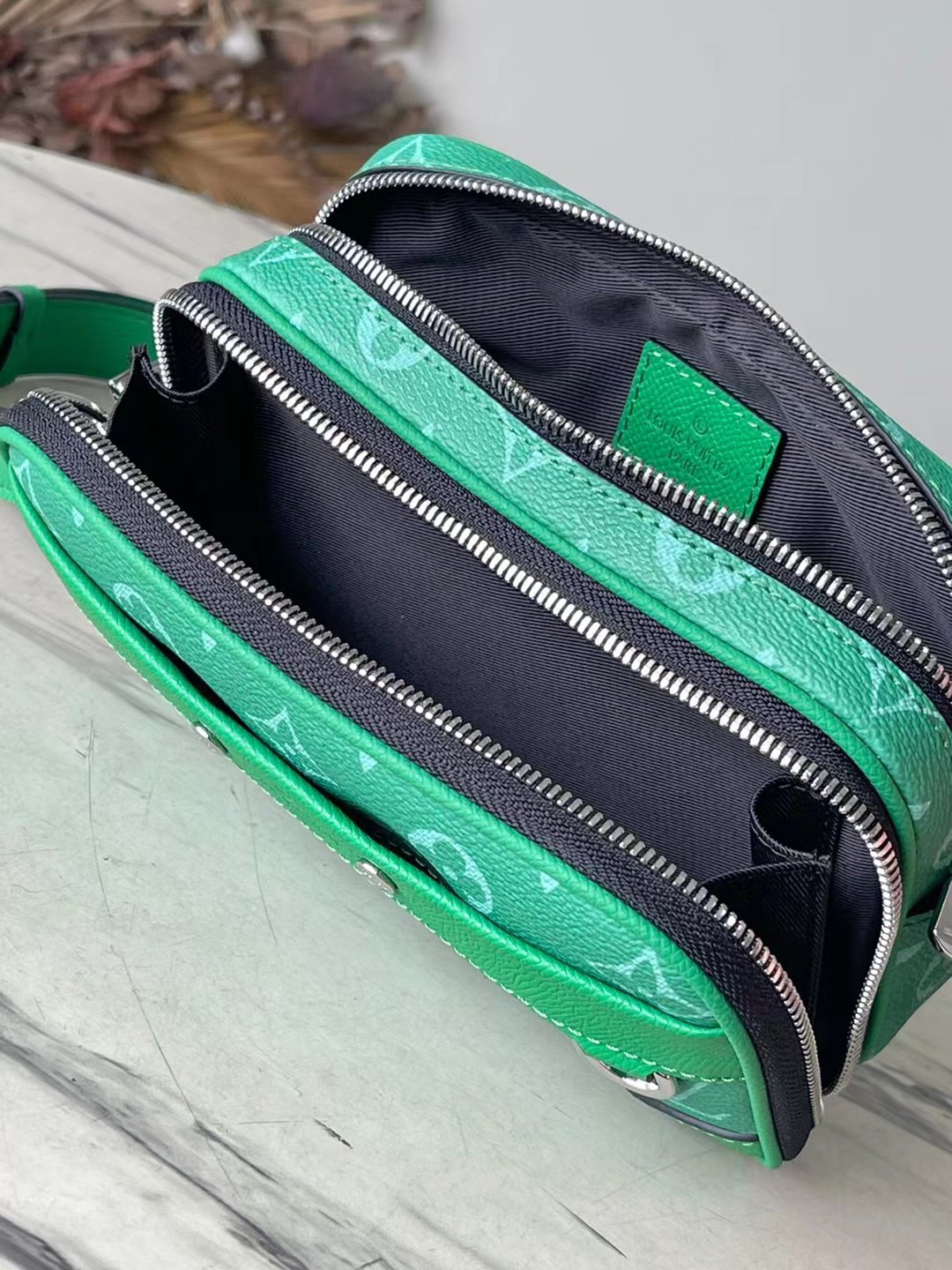 顶级原单M30997绿色本款NanoAlpha手袋出自Taigarama系列为Taiga压纹皮革和Mon