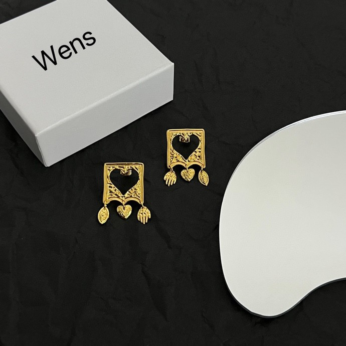 【】Wens  耳钉  爆款新品 精致耐看 华丽登场，整体细节非常令人惊喜，典雅而时尚，突显法式高雅气息