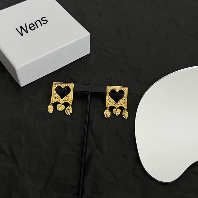 【】Wens  耳钉  爆款新品 精致耐看 华丽登场，整体细节非常令人惊喜，典雅而时尚，突显法式高雅气息