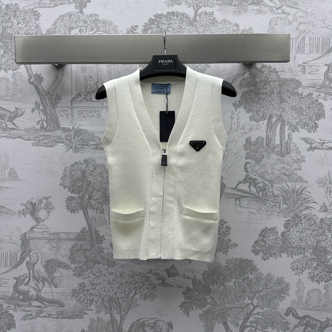 NO:696609,Prad* new product launch knitted zipper vest made of YB imported virgin wool. Decorated with triangle logo on the chest. Vertical stripe texture. Slim-fitting zipper design. Slim and fashionable. Development of fabric accessories. Sleeveless vest style. Fashionable style. An indispensable item for fashionistas. Improve western style. High version 2 colors, prada,19860909Prad*新品上架针织拉链马甲定制YB进口初剪羊毛材质 胸口饰以三角标装饰 竖条纹肌理 修身拉链设计 显瘦时髦 面辅料开发 无袖马甲款式 穿搭出时髦风格 穿搭达人不可或缺的单品 提升洋气度  高版本2色,,prada,,Women's clothing