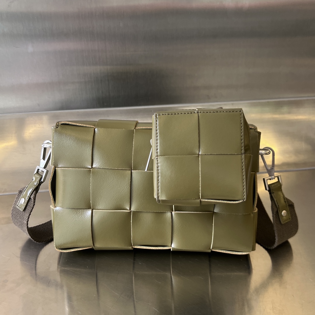 Bottega Veneta Rare matching counter Bv 24 new product men's and women's 2-in-1 741777 The 2-in-1 bag is very practical and unique! Cool unisex d