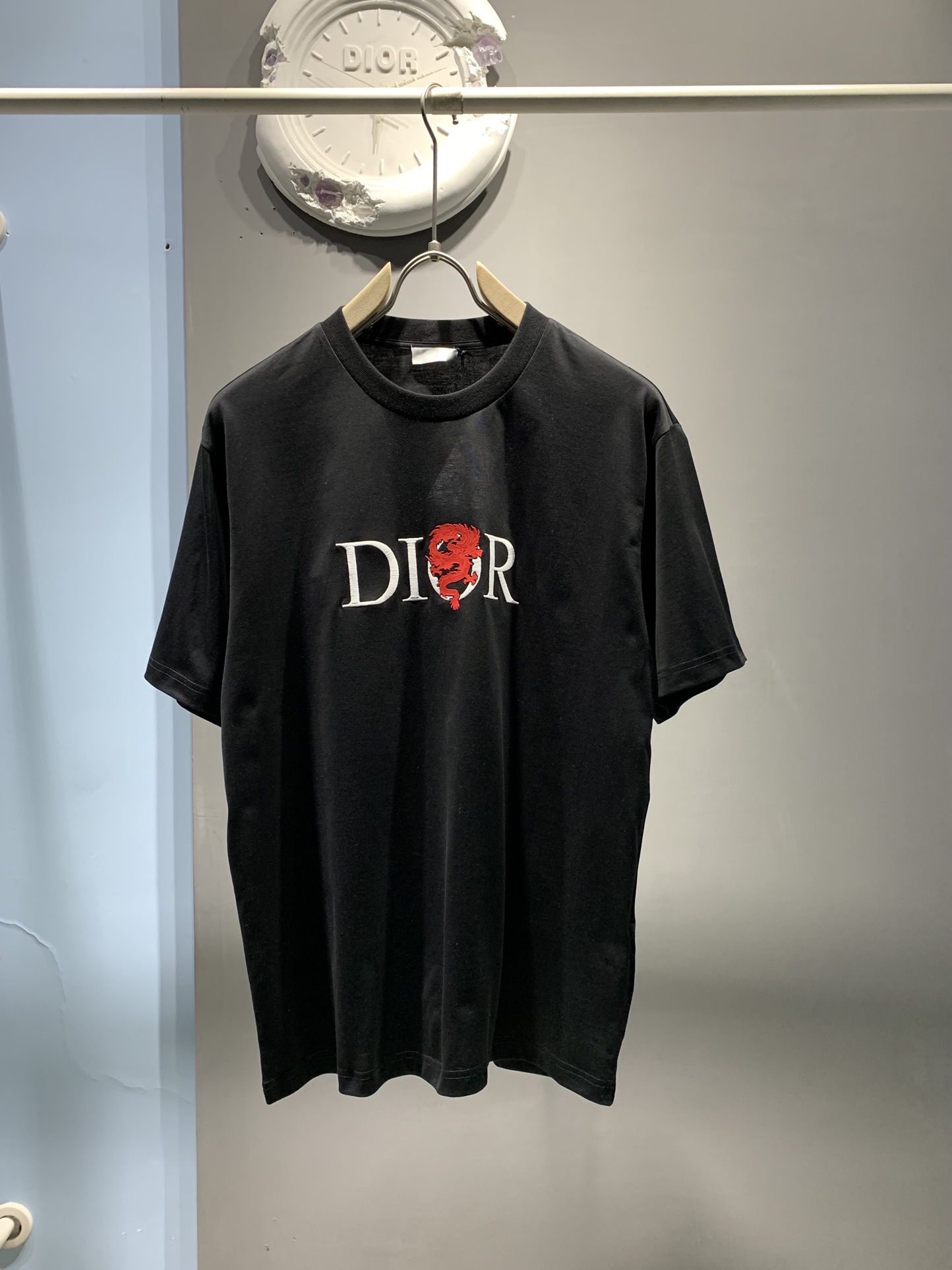 Dior D家 2024ss最新款 龙图腾压绒刺绣T恤 本款T恤采用全棉wdey支双股纱打造（⚠️区别市场wdey支双纱），前胸饰以3D龙图腾压绒，logo刺绣，尽显优雅风范！码数：S-M-L-XL