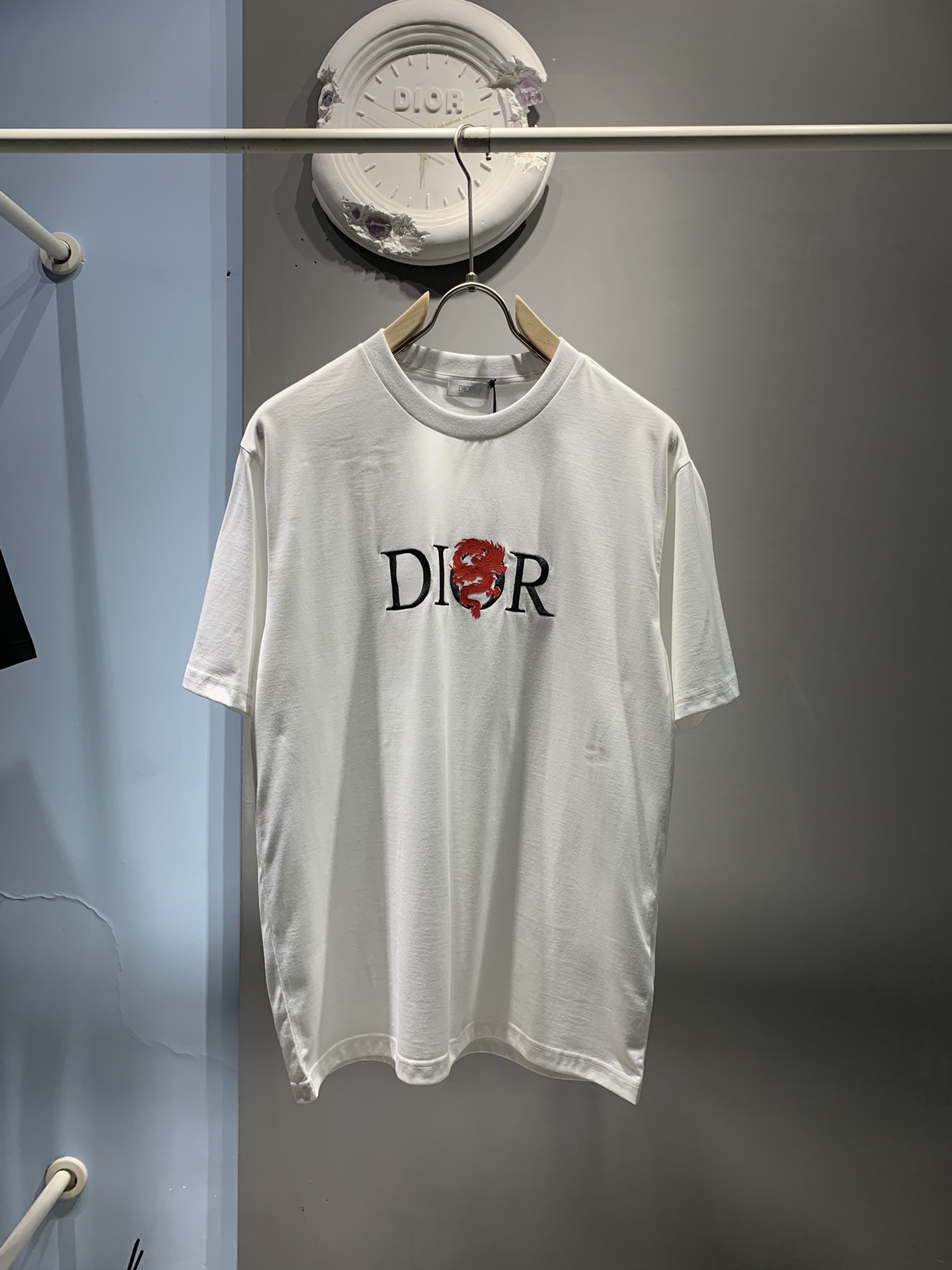 Pyydsw。Dior D家 2024ss最新款 龙图腾压绒刺绣T恤 本款T恤采用全棉wdey支双股纱打造（⚠️区别市场wdey支双纱），前胸饰以3D龙图腾压绒，logo刺绣，尽显优雅风范！码数：S-M-L-XL