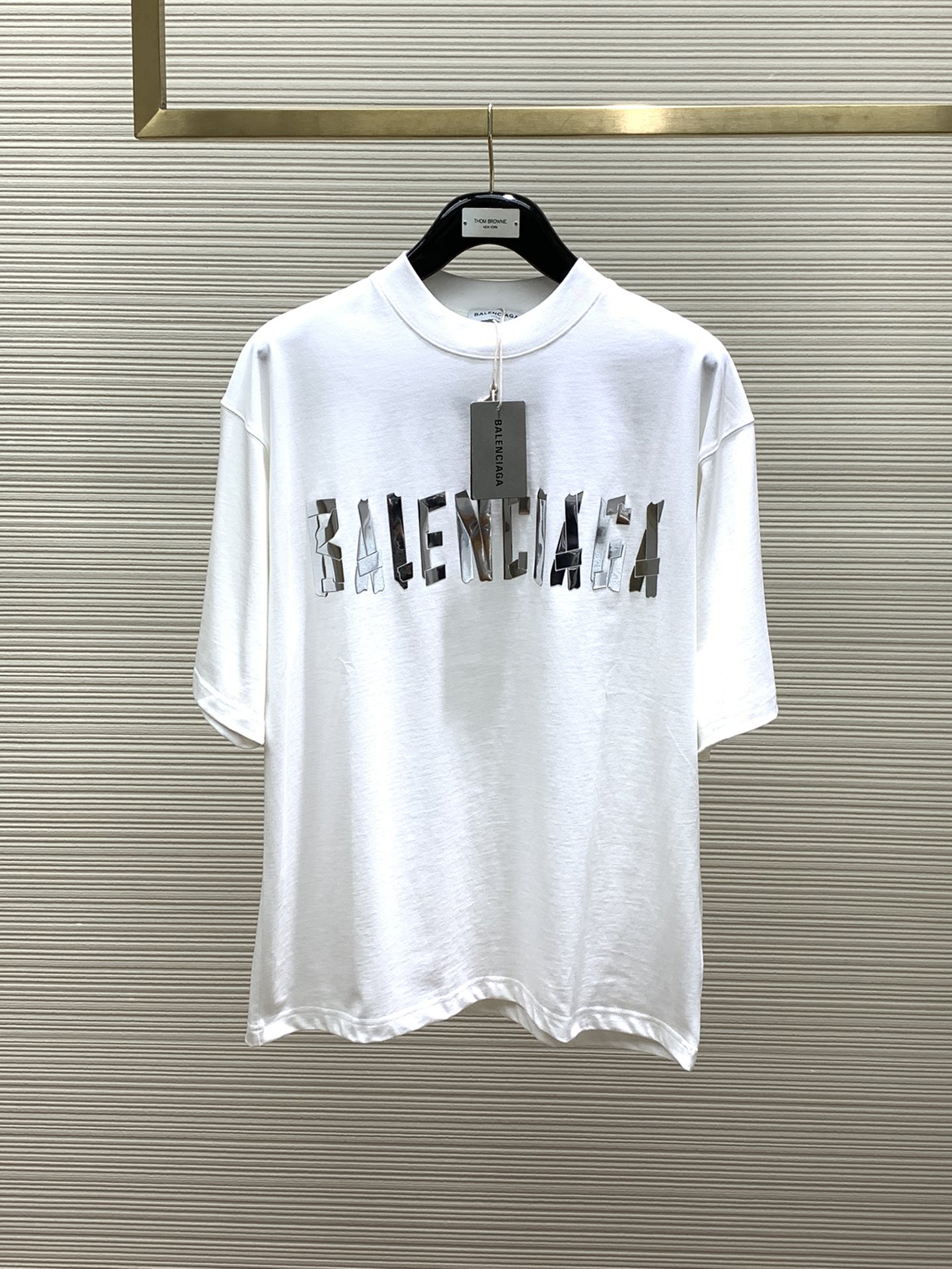 NO:159200,,Balenciaga Balenciaga, the latest spring and summer models, the counter is available at the same time, original singles, hot fashion casual round neck short-sleeved T-shirt, imported original fabric, unique design, top-grade printing craft letter pattern decoration logo, simple and fashionable, handsome upper body, complete three standards, 2 colors recommended, code number M-3XL,,balenciaga,balenciaga,T-shirt,tees,t-shirt,alexander wang19860909,Balenciaga 巴黎世家,春夏最新款,专柜同步有售,原单狠货,爆款时尚休闲圆领短袖T恤,进口原版面料,独特设计,顶级印花工艺字母图案装饰logo,简约时尚 ,上身帅气,三标齐全,2色推荐,码数M-3XL,,balenciaga,balenciaga,T-shirt,tees，t-shirt,alexander wang,Men's clothing