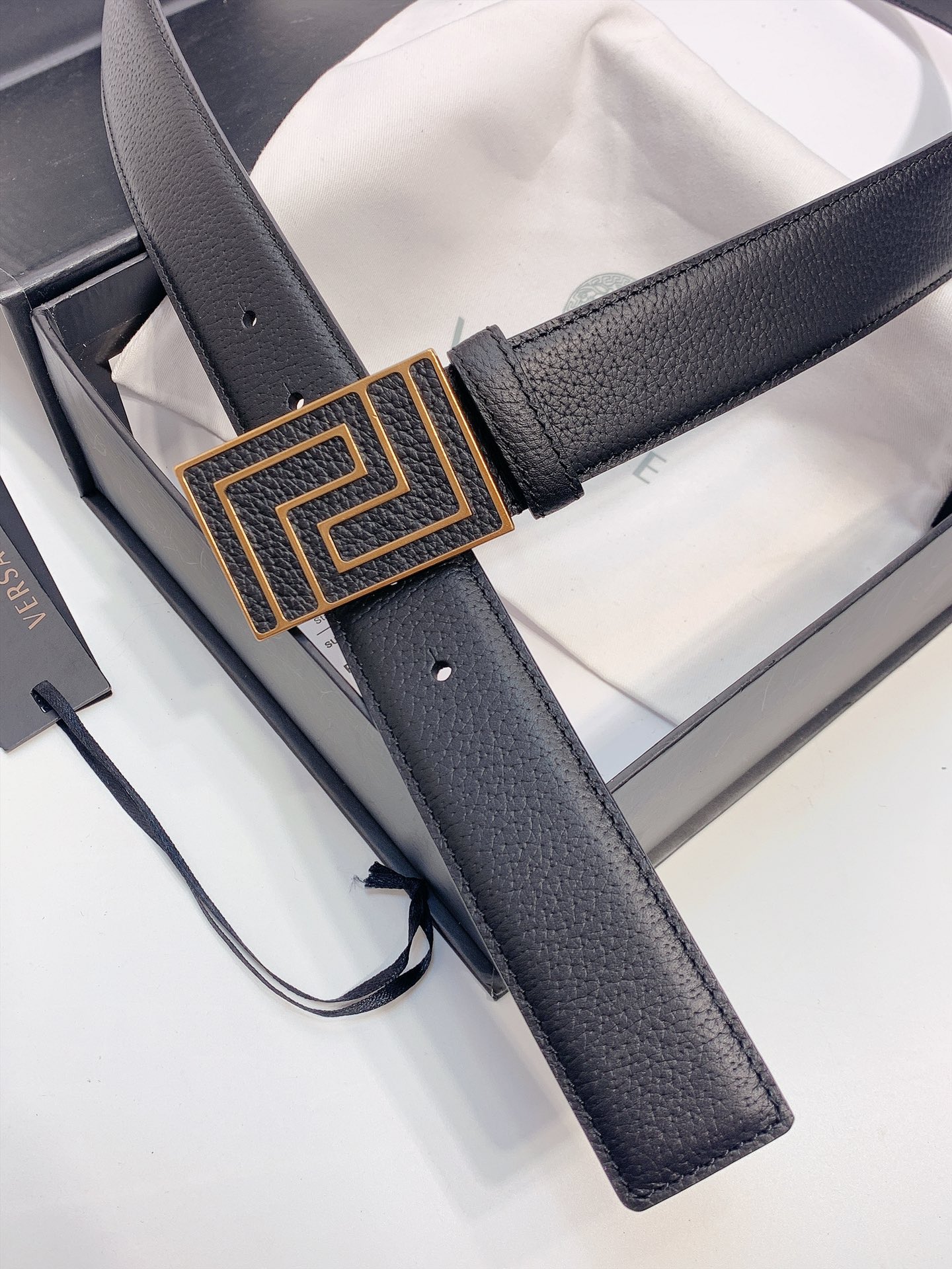 [Versace Belts]The buckle incorporates the Versace brand