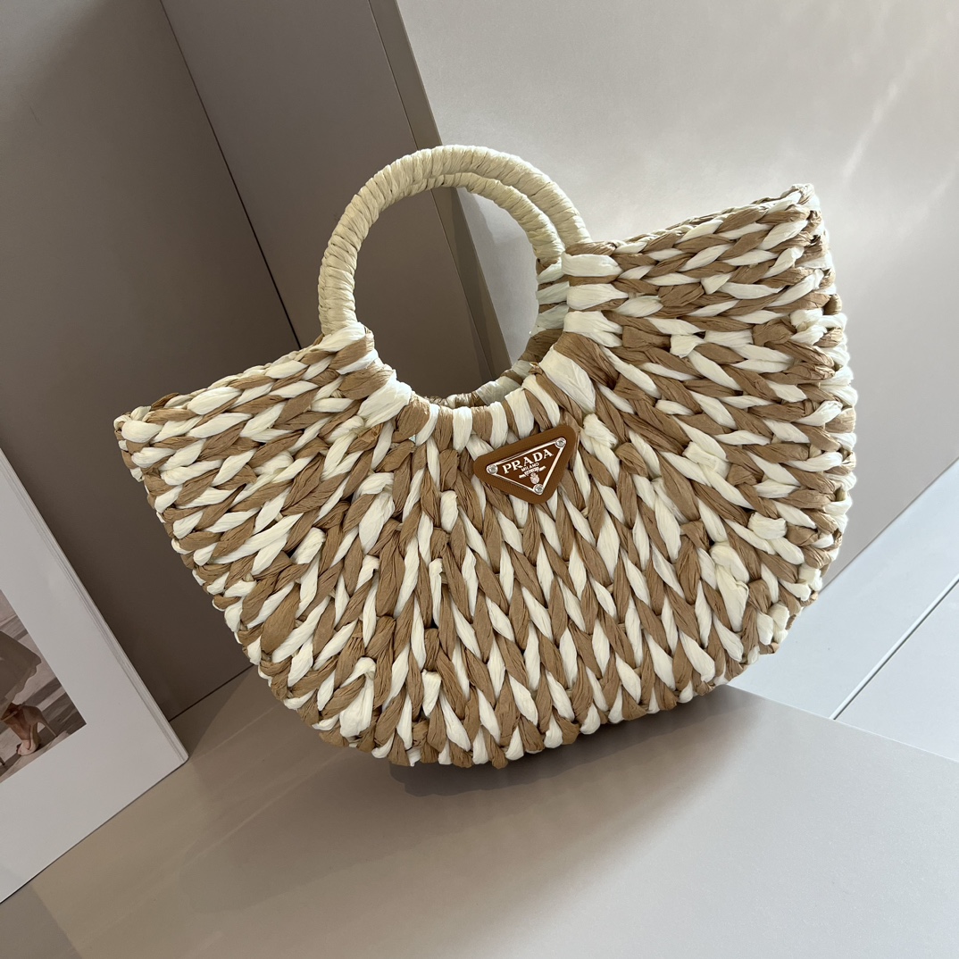 Prada Taschen Handtaschen Tragetaschen Stickerei Raffia Stroh gewebt Weben Sommerkollektion