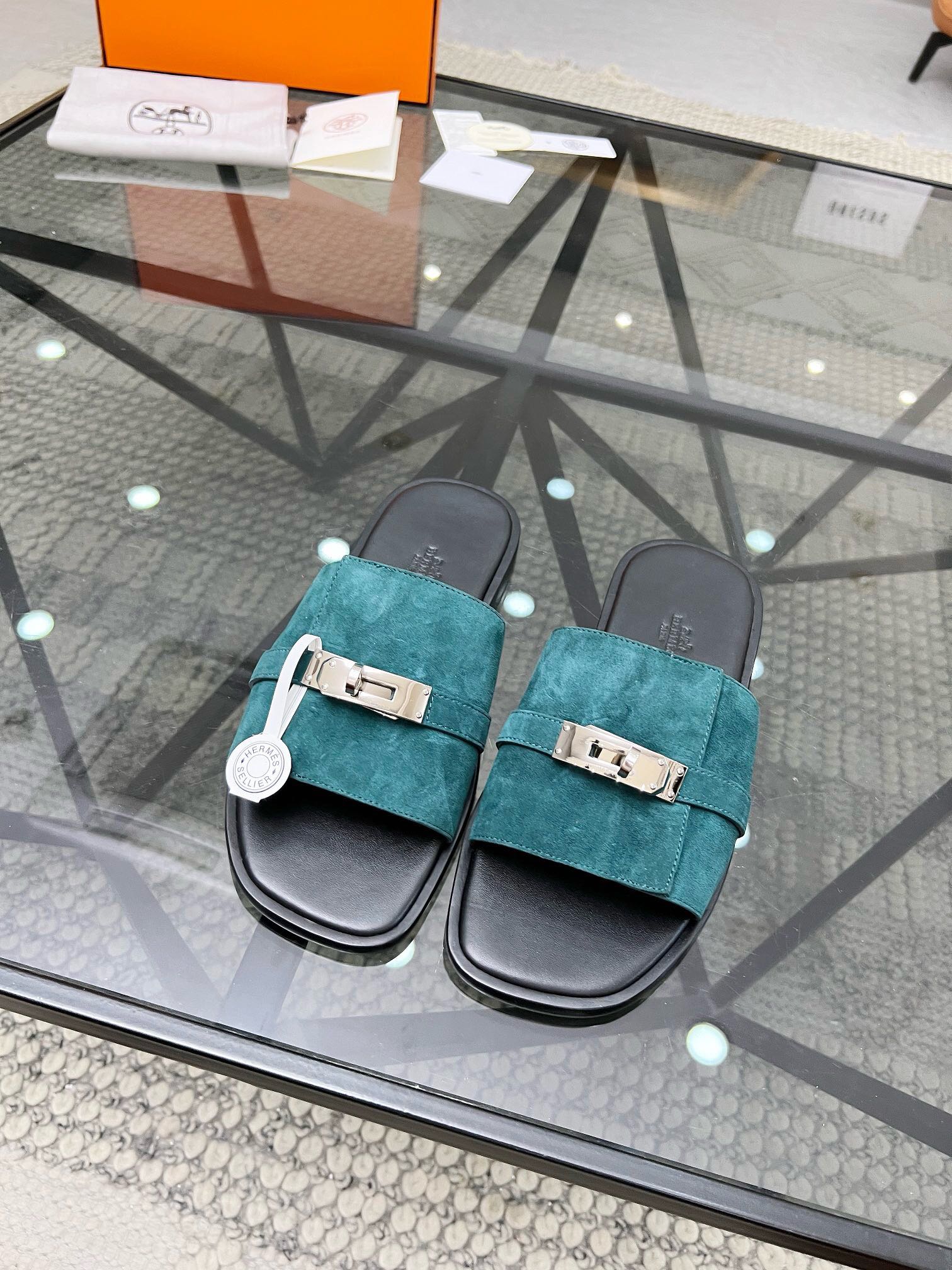 NO:218425,Brand HERMES color original color matching code number 39-44 customized 38.45.46 Price Material Hermes new spring and summer slippers counter synchronization, upper imported Italian cowhide, high-quality splicing color craftsmanship, original (real leather sole) special sole, exclusive movable molding sole is super comfortable, original heeling goods, high quality, welcome to compare., Hermes-slippers-sandals, hermes, hermes, sandals, slippers, cowhide19860909品牌HERMES 颜色原版配色 码数39-44定做38.45.46 价格 材质爱马仕新款春夏拖鞋专柜同步,鞋面意大利进口牛皮,高品质拼接色彩工艺,原厂（真皮底）特供大底,独家活动成型底超级舒适,原厂跟单货,高品质,欢迎对比.,爱马仕-拖鞋-凉鞋,hermes,hermes,sandals,slippers,cowhide,Men's shoes