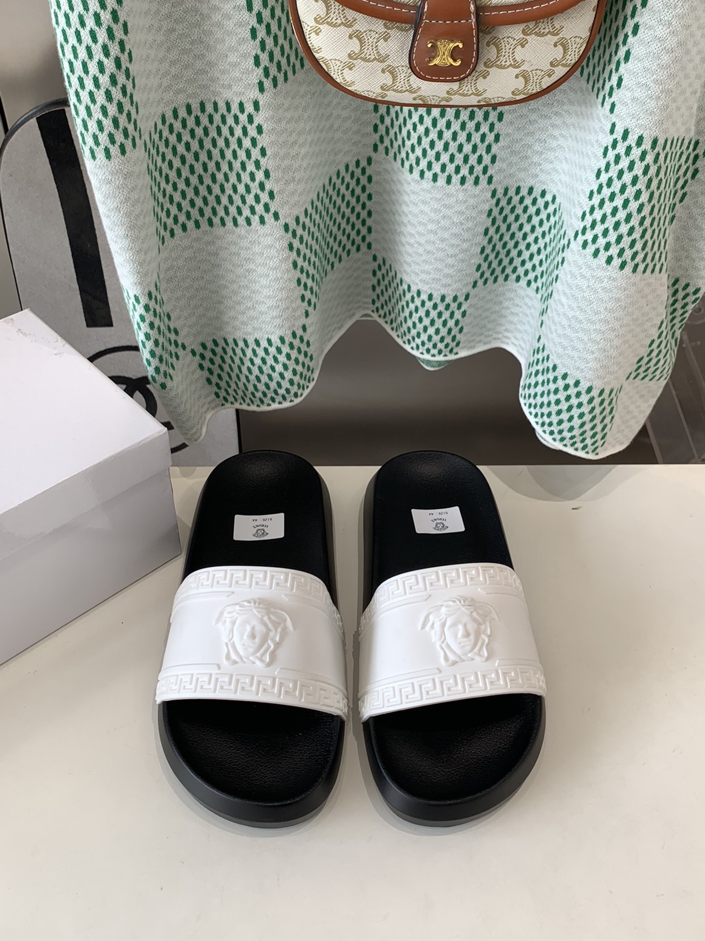 NO:240255,[Versey Slippers] High-end Men's Shoes Brand Official Website 1:1 Latest masterpiece original mold customization, fabric is made of imported original materials, upgraded version of the sole, lighter and non-slip. The top quality of the market, simple and tasteless, must-have for trendy people, fashion is right under your feet, full of confidence, the season for the same summer slippers in the counter is here. Size 38-46, slippers, versace, slippers19860909【范思哲拖鞋】男鞋高端品牌 官网1:1最新力作原版开模定制,面料釆用进口原版材料制作,升级版大底,更轻便,防滑.市场顶级品质,简单不失品味,潮人必备,时尚就在脚下,自信满满,专柜同款夏季拖鞋的季节来了.码38-46,拖鞋,versace,slippers,Women's Shoes