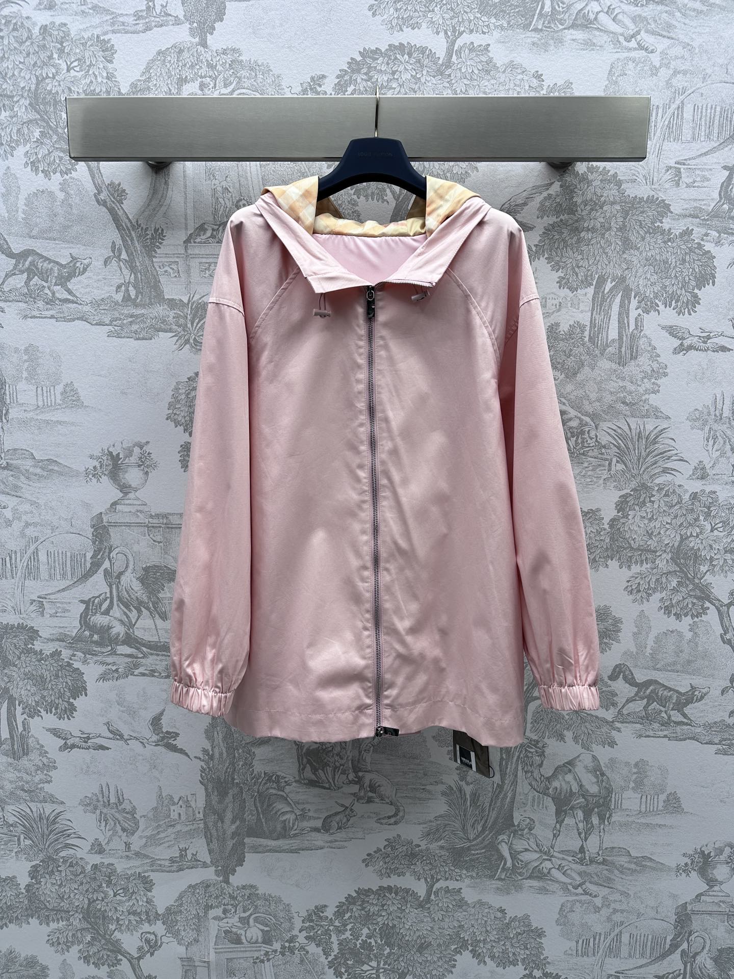 NO:696601,Bur BBR* New Arrival Plaid Hooded Jacket Customized YB Imported Cotton Material Processed to Present a Crisp and Glossy Texture Decorated with a Plaid Hat Contrast Color Embellishment Highlights the Brand Elements Drawstring Adjustment on the Collar Double Zipper Design Creates Diversified Wearing Styles Development of Surface Accessories Hooded Windbreaker Sun Protection Jacket The upper body is body-accommodating and slim and fashionable Can be worn by both men and women High version 2 colors, burberry, jackets & coats, hats,19860909Bur BBR*新品上架格纹连帽外套定制YB进口全棉材质 工艺处理 呈现挺括光泽质感 饰以格纹帽子撞色点缀装饰 凸显品牌元素 领口抽绳调节 双拉链设计 塑造多样性穿搭风格 面辅料开发 连帽风衣防晒外套 上身包容体型 显瘦时髦 男女均可驾驭  高版本2色,,burberry,jackets & coats,hats,,Women's clothing