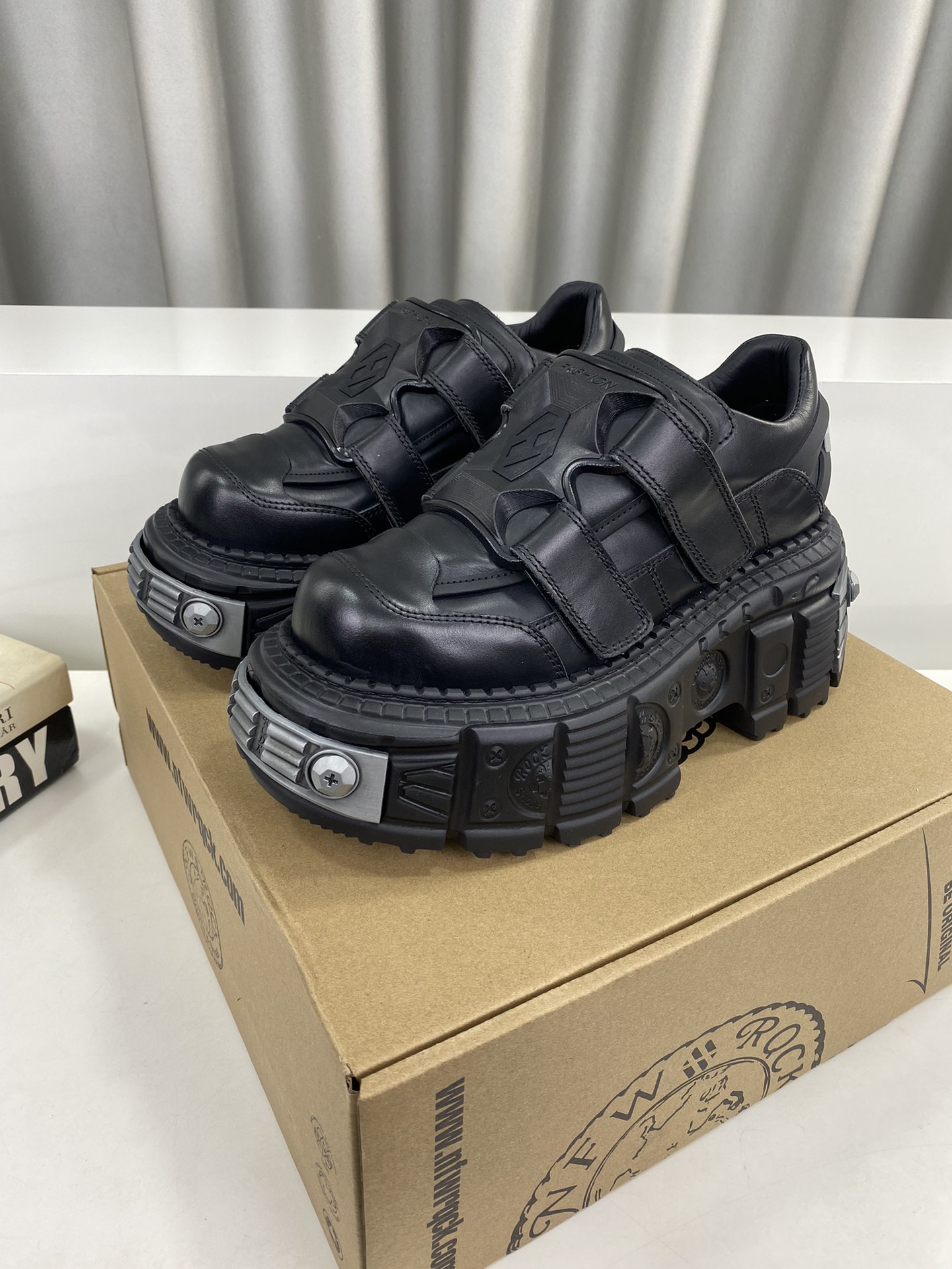 NO:168506,Men's 10 NewRock. Dark Punk Martin Rock Tank Mecha Hardcore War Shoes NEWROCK Spanish high-end shoes brand has a century-old brand of high-end shoes. It has a unique hard-core design that has entered the public's vision. It uses tank elements as the sole design, subverts the norm, breaks the monotony and dullness, lit up the overall shape, attracts attention and achieves a meaningless posture. Under the design-sensible hard-core shape and metal accessories, the unruly punk spirit is opened up, interprets a unique and iconic style, and shows its pioneering leader level in the field of thick-soled shoes. It is the Nirvana darling of major fashion weeks. The ultra-light foamed sole solves the disadvantages of bulkiness, and those who know how to keep their eyes closed. Fabric is waxy calfskin. Inner, top layer of cowhide leather. The original foam combination sole is 8 cm high and super light.  Size 35-39 for women (40 custom made without return or exchange) Men 39-44 for men (45 custom made without return or exchange) Full set of counter packaging, casual shoes/sports shoes, sneakers, cowhide19860909男10 NewRock. 暗黑 朋克 马丁 摇滚 坦克 机甲硬核狂战鞋 NEWROCK 西班牙高阶鞋履百年品牌,独具一格的硬核设计进入大众视野,以坦克元素作为鞋底设计,颠覆成规,打破单调沉闷,点亮整体造型,瞩目吸睛,成就无谓之姿. 充满设计感的硬核造型与金属配件的加特下,开启桀骜不驯的朋克精神,演绎独树一帜的标志性风格,在厚底鞋领域展现了其先锋鼻祖的领袖水准,是各大时装周的涅盘宠儿. 超轻发泡大底解决了笨重的弊端,懂货的闭眼入. 面料 头层蜡感小牛皮. 内里 头层牛皮内里. 原版发泡组合大底8公分跟高超级轻. 码数女35-39（40定做不退换） 男39-44（45定做不退换） 专柜全套包装,休闲鞋/运动鞋,sneakers,cowhide,Women's Shoes