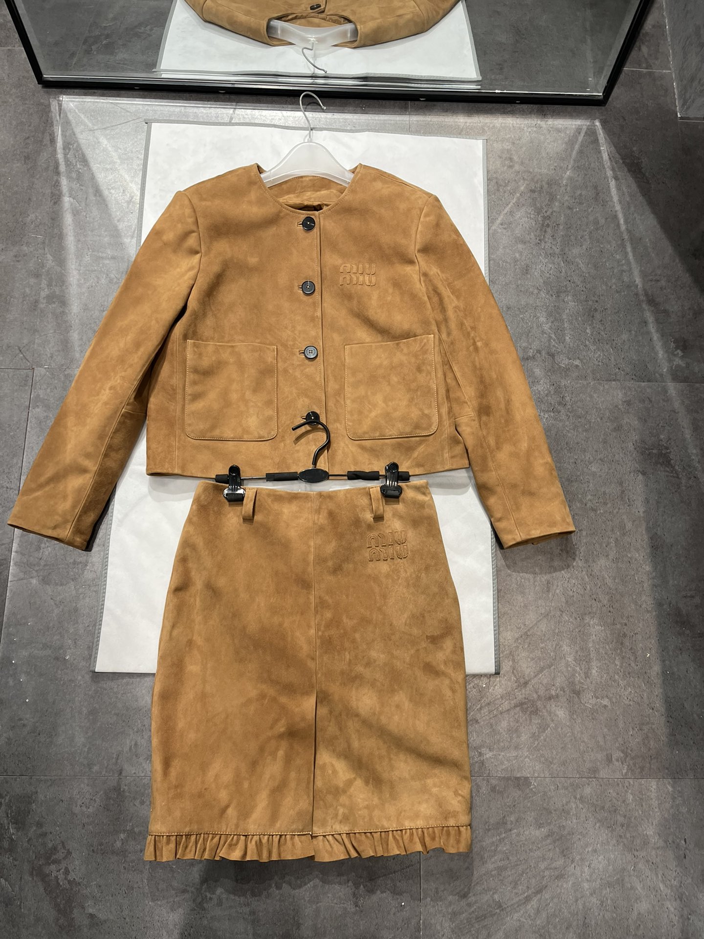 NO:777563,Jacket, skirt 600 soft cashmere suede jacket with original buttons. Suede is relatively delicate and cannot be stained with any dirt. Sizes S- Xxl, can be purchased separately, Miu Miu-clothing, skirts, jackets & coats,19860909外套,裙600柔软羊绒绒面外套搭配原版纽扣,绒面皮比较娇贵,不能沾惹任何脏东西 尺寸S- Xxl码,可以分开购买,缪缪-服装,skirts,jackets & coats,,Women's clothing