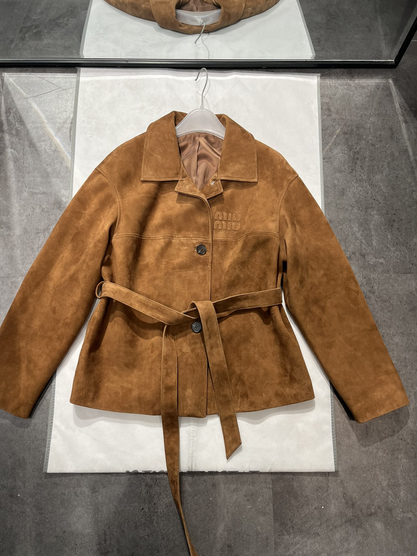 NO:777504,Two colors, dark and light, miumiu loose fit mid-length suit collar windbreaker jacket, with original buttons, size S-19860909深浅两个色,,miumiu宽松版型中长款西装领风衣外套,搭配原版纽扣 尺寸S- Xl码,羊皮绒面风衣,宽松版型,柔软舒服,深浅两色,缪缪-服装,miumiu,jackets & coats,business suit,sheepskin,,Women's clothing