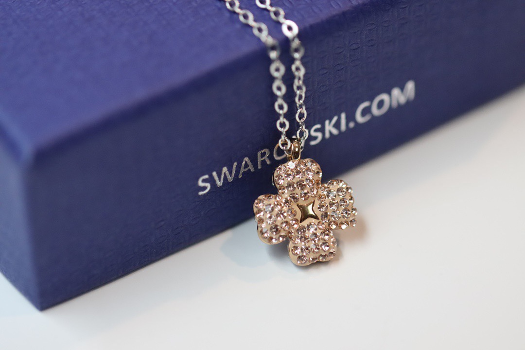  Swarovski 立体 粉钻双面四叶草 锁骨项链

这款触目的双面链坠的正面采用闪烁的粉红色仿水晶呈
