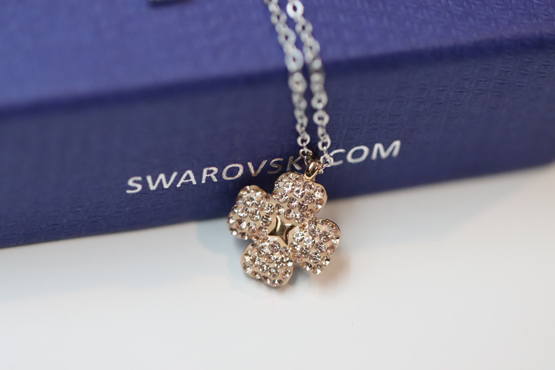  Swarovski 立体 粉钻双面四叶草 锁骨项链

这款触目的双面链坠的正面采用闪烁的粉红色仿水晶呈