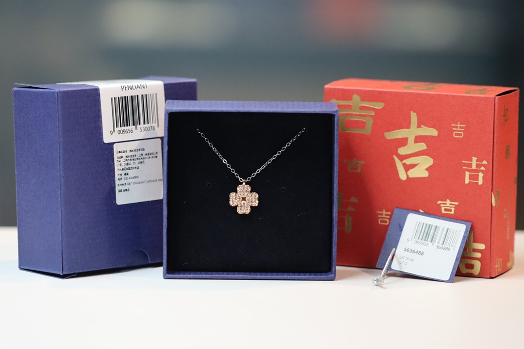  Swarovski 立体 粉钻双面四叶草 锁骨项链

这款触目的双面链坠的正面采用闪烁的粉红色仿水晶呈