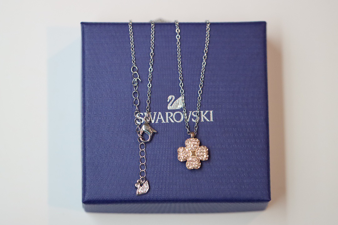  Swarovski 立体 粉钻双面四叶草 锁骨项链

这款触目的双面链坠的正面采用闪烁的粉红色仿水晶呈