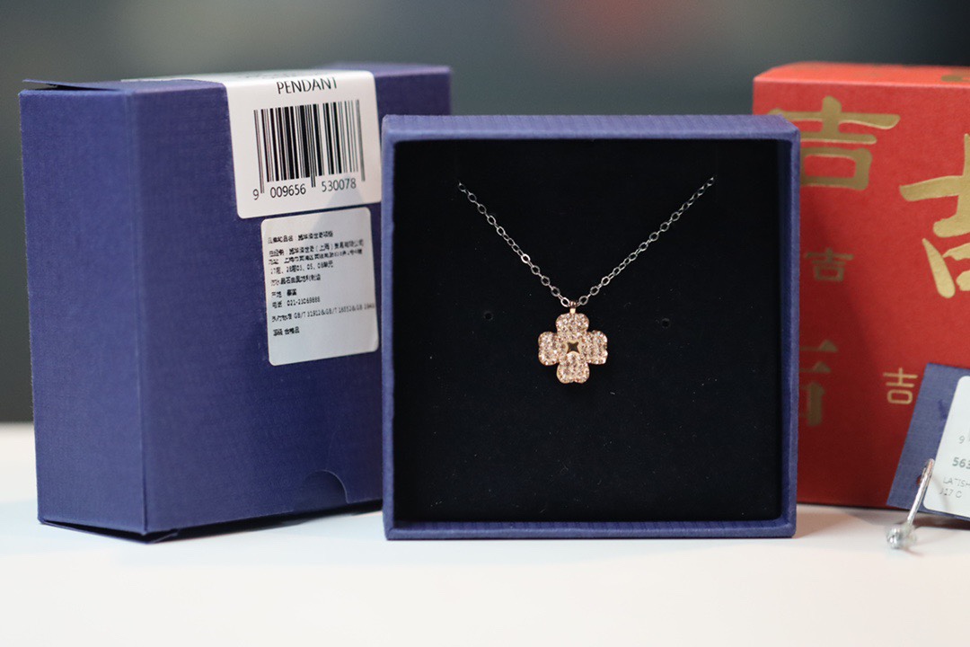  Swarovski 立体 粉钻双面四叶草 锁骨项链

这款触目的双面链坠的正面采用闪烁的粉红色仿水晶呈