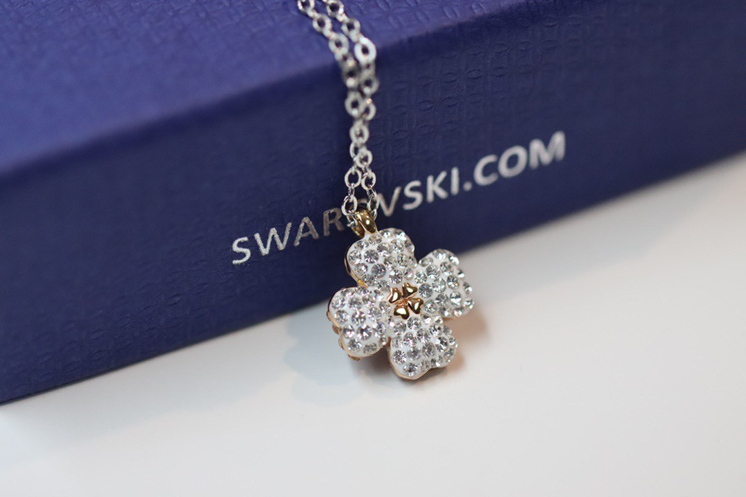  Swarovski 立体 粉钻双面四叶草 锁骨项链

这款触目的双面链坠的正面采用闪烁的粉红色仿水晶呈