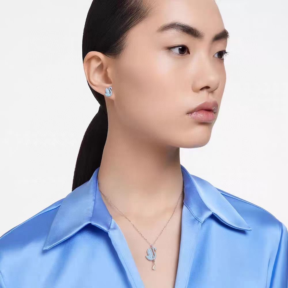  Swarovski 新款蓝天鹅水滴 锁骨项链

以夜空的神秘色彩提升您的型格。这款镀玫瑰金色luna链