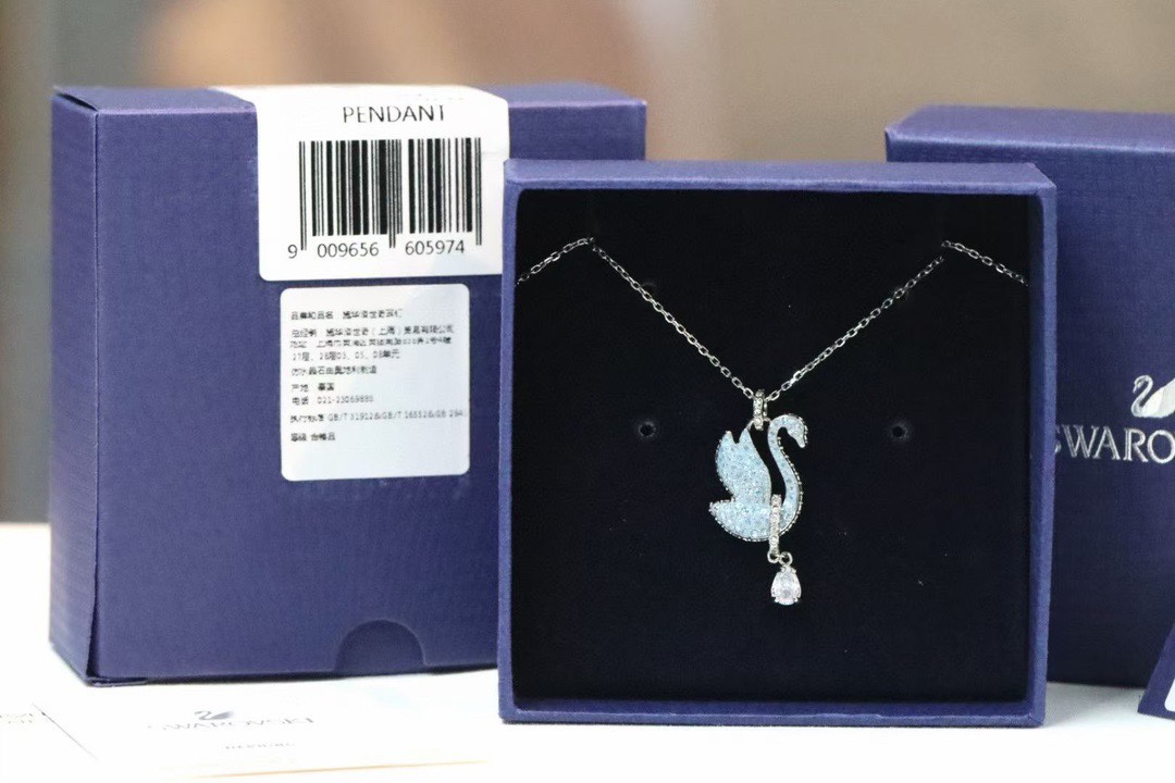  Swarovski 新款蓝天鹅水滴 锁骨项链

以夜空的神秘色彩提升您的型格。这款镀玫瑰金色luna链