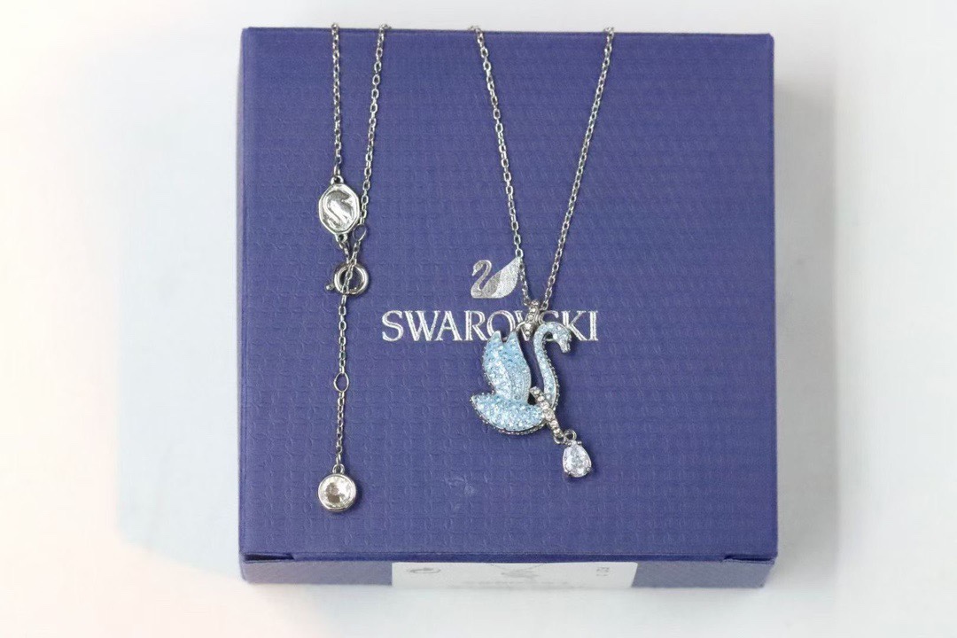  Swarovski 新款蓝天鹅水滴 锁骨项链

以夜空的神秘色彩提升您的型格。这款镀玫瑰金色luna链