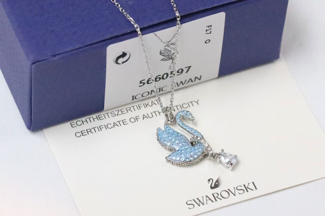  Swarovski 新款蓝天鹅水滴 锁骨项链

以夜空的神秘色彩提升您的型格。这款镀玫瑰金色luna链
